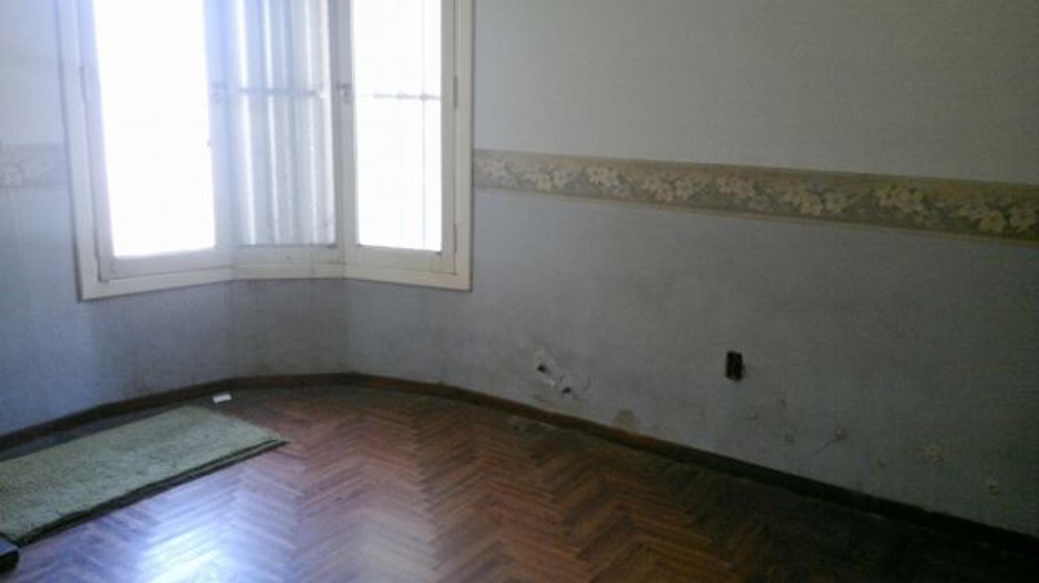 BURZACO: CASA C/ GARAGE Y DEPTO DE 2 AMB. A METROS DE AV H .IRIGOYEN **APTO CREDITO** ! OPORTUNIDAD — foto 3