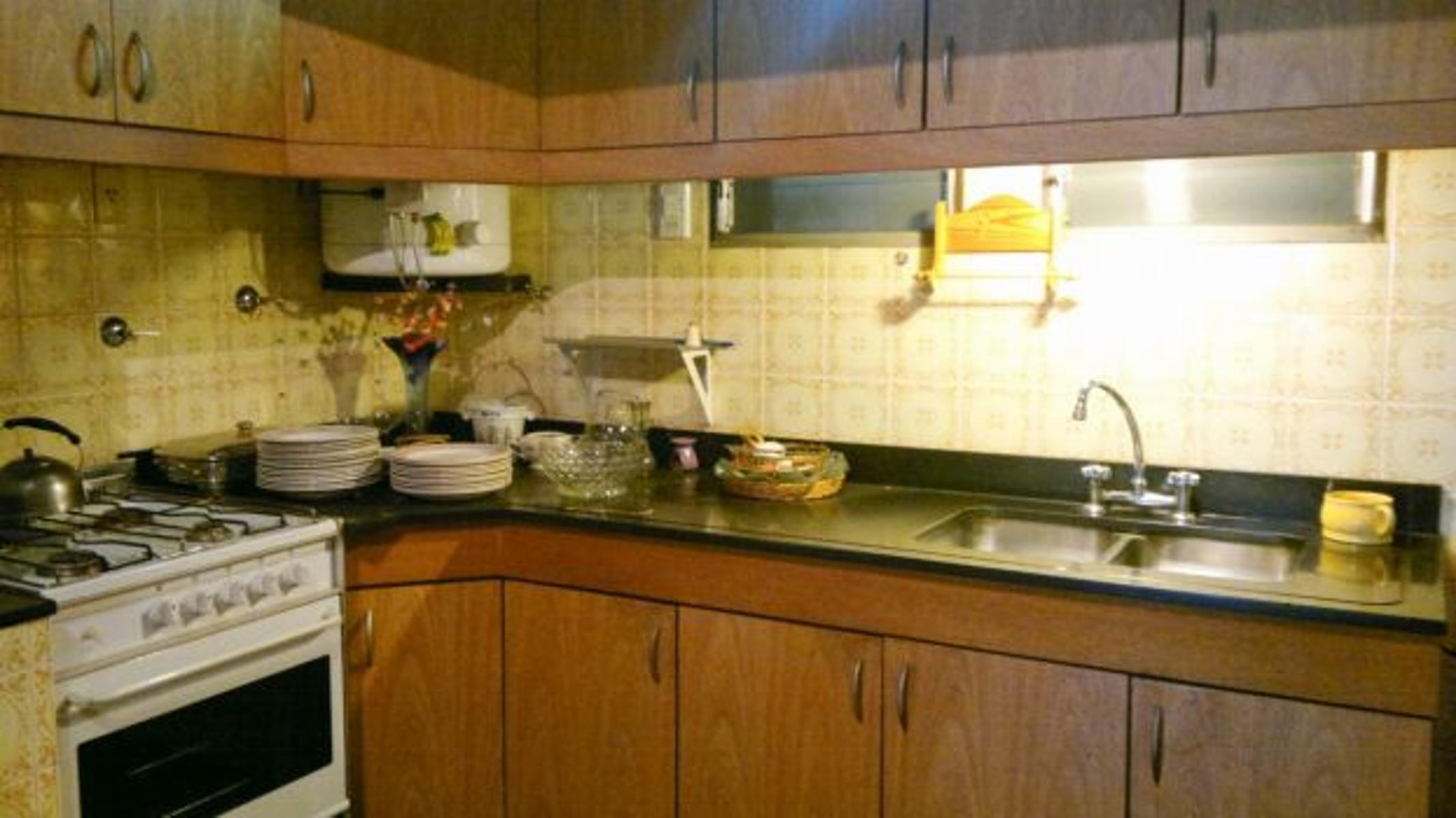 BURZACO: CASA C/ GARAGE Y DEPTO DE 2 AMB. A METROS DE AV H .IRIGOYEN **APTO CREDITO** ! OPORTUNIDAD — foto 6