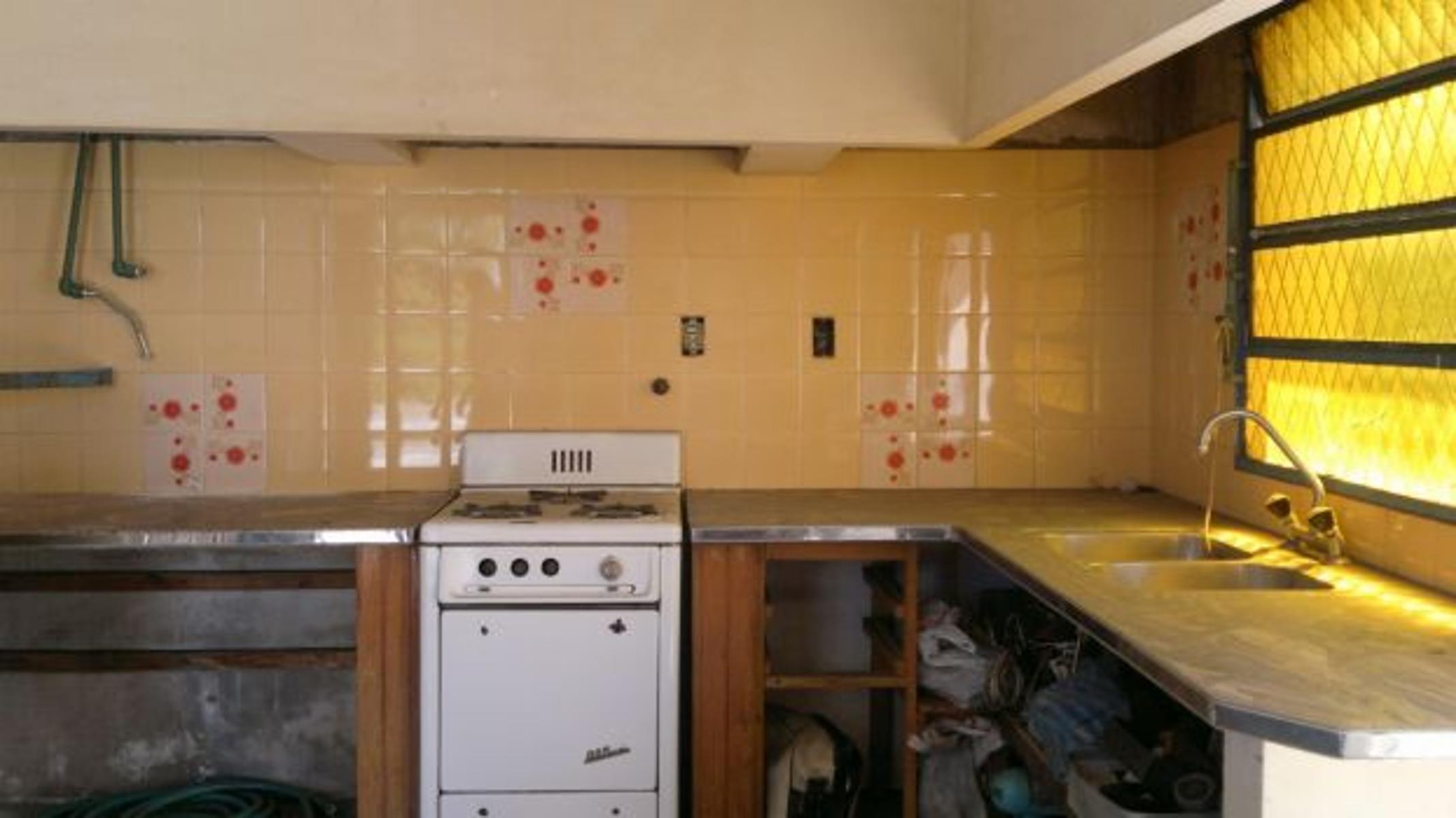 BURZACO: CASA C/ GARAGE Y DEPTO DE 2 AMB. A METROS DE AV H .IRIGOYEN **APTO CREDITO** ! OPORTUNIDAD — foto 9