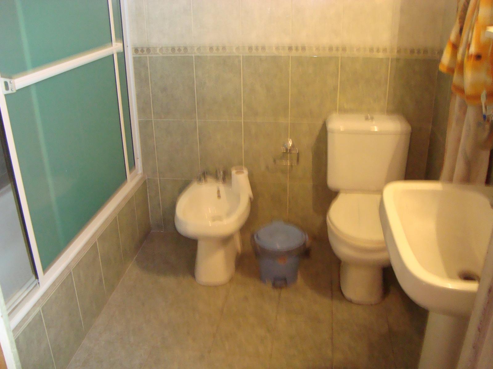 AMPLIO CHALET. EXCEL.UBIC.Ba. LOS ALAMOS.4 DORM.GARAG+PATIO.1CDRA PLAZA, A CDRS AV H.IRIGOYEN. — foto 2
