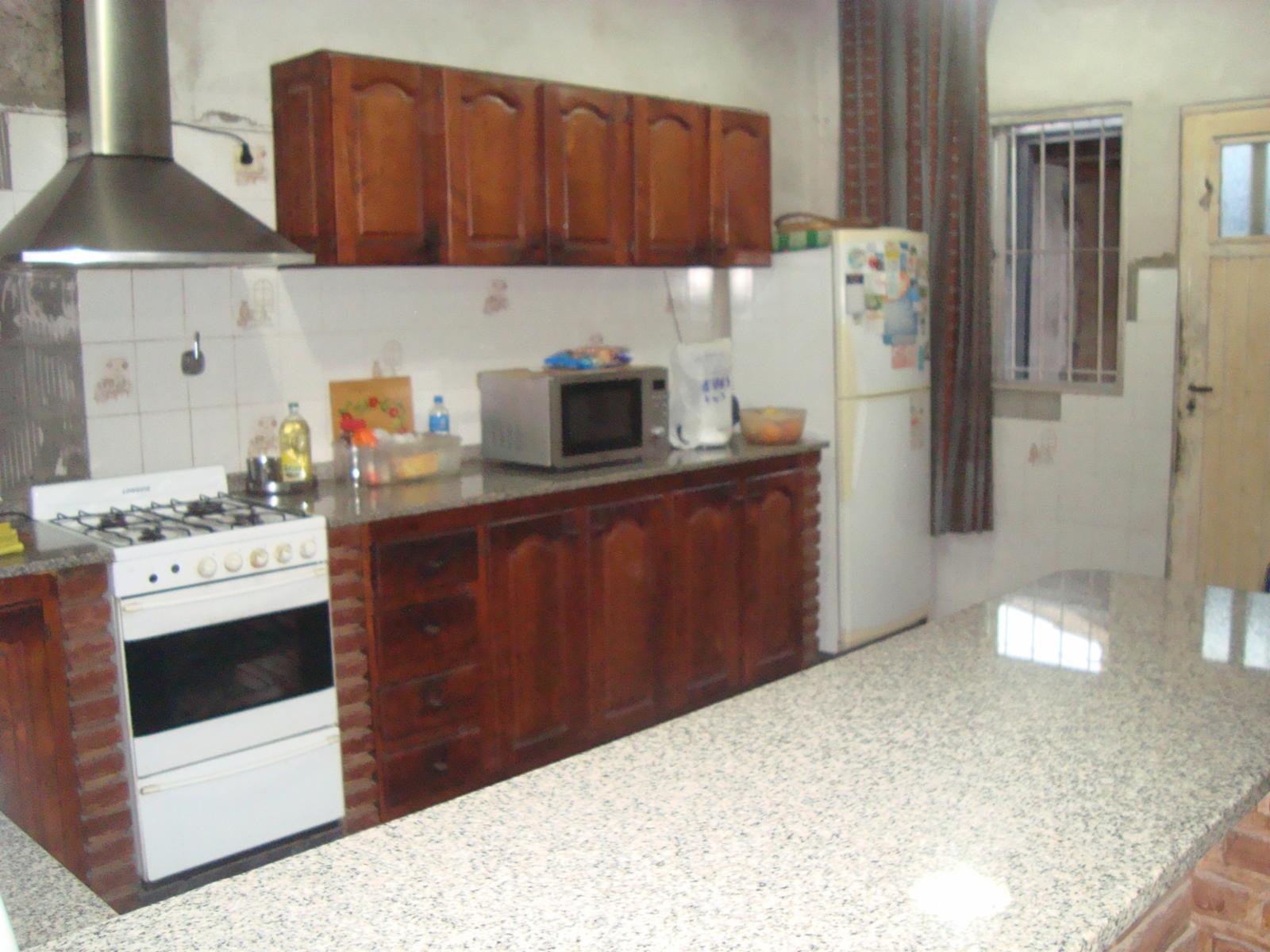 AMPLIO CHALET. EXCEL.UBIC.Ba. LOS ALAMOS.4 DORM.GARAG+PATIO.1CDRA PLAZA, A CDRS AV H.IRIGOYEN. — foto 7