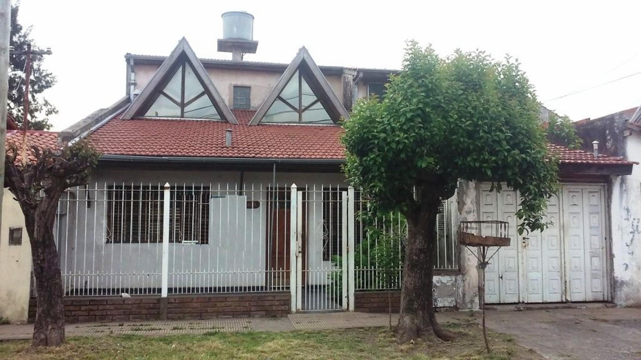 AMPLIO CHALET. EXCEL.UBIC.Ba. LOS ALAMOS.4 DORM.GARAG+PATIO.1CDRA PLAZA, A CDRS AV H.IRIGOYEN. — foto 10