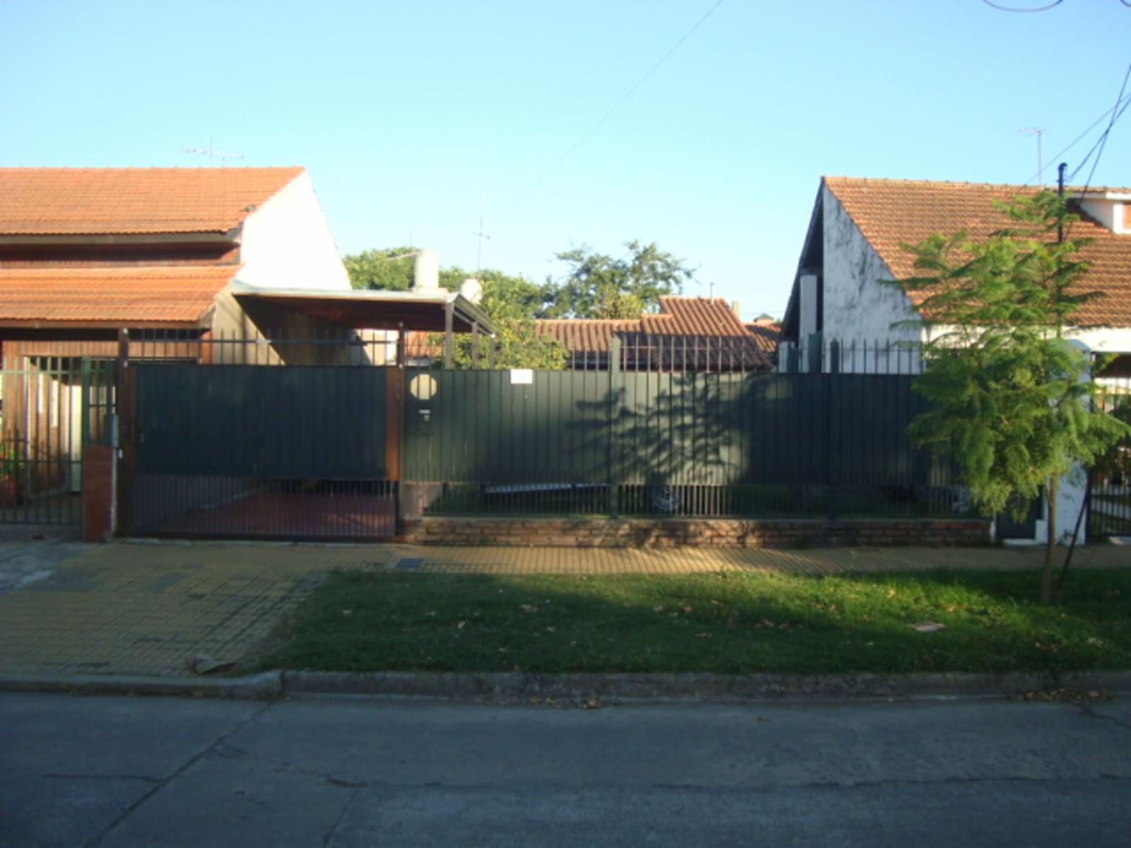 BURZACO. CASA EN EXCELENTE UBICACIÓN. A 1 CDRA DE AV ESPORA , A 1 CDRA DE AV 2 DE ABRIL