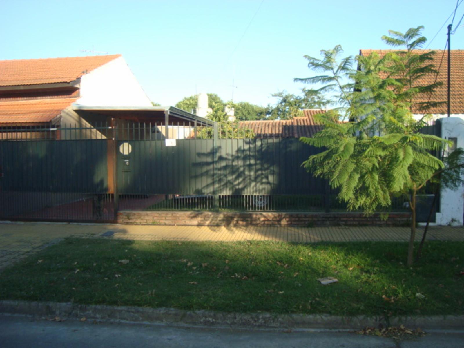 BURZACO. CASA EN EXCELENTE UBICACIÓN. A 1 CDRA DE AV ESPORA , A 1 CDRA DE AV 2 DE ABRIL — foto 2
