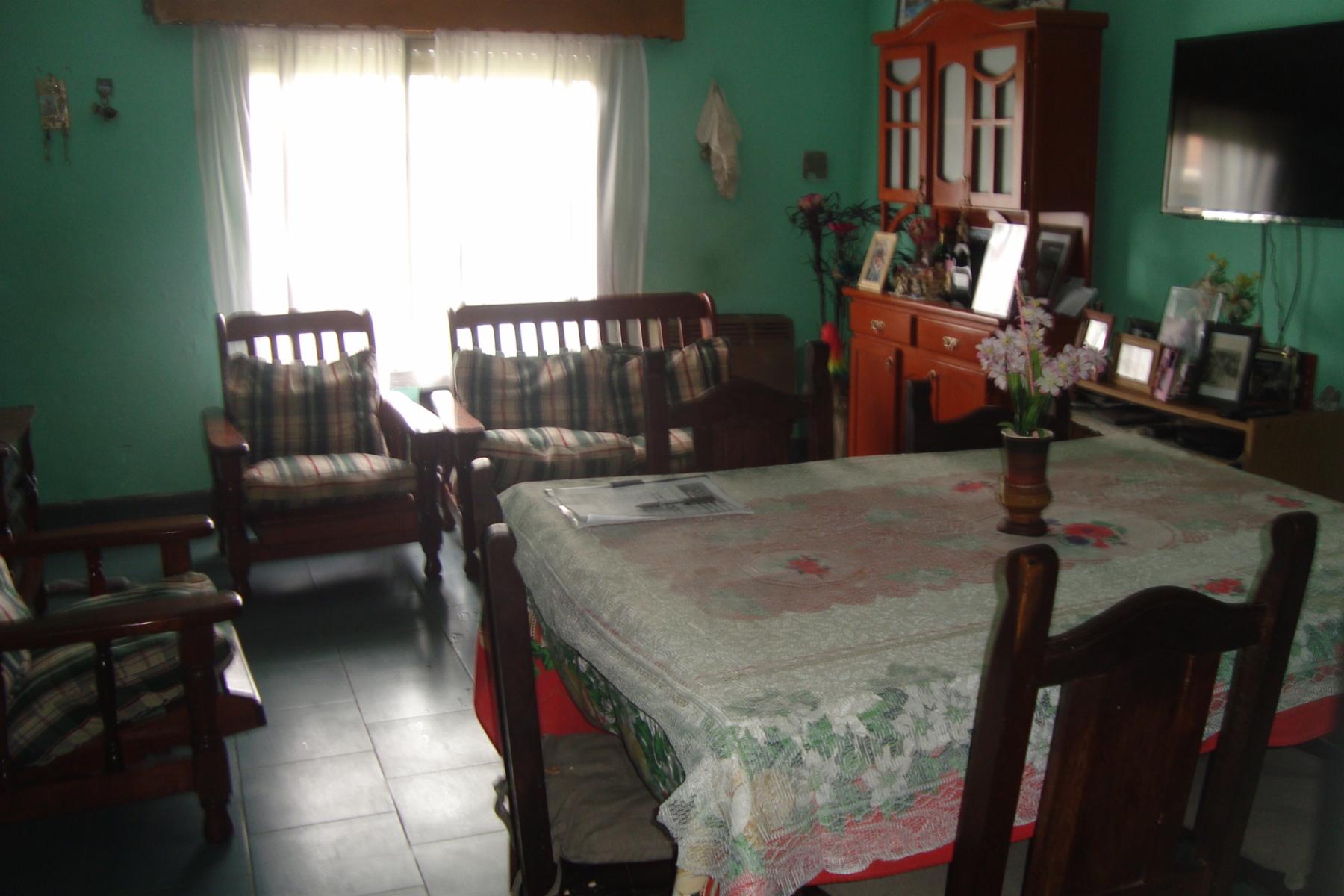 BURZACO:OPORTUNIDAD CASA 3 AMB.C/LOCAL+ GARAGE+FDO . A MTS AV.PPAL Y VARIAS LINEAS DE COLECTIVO — foto 3