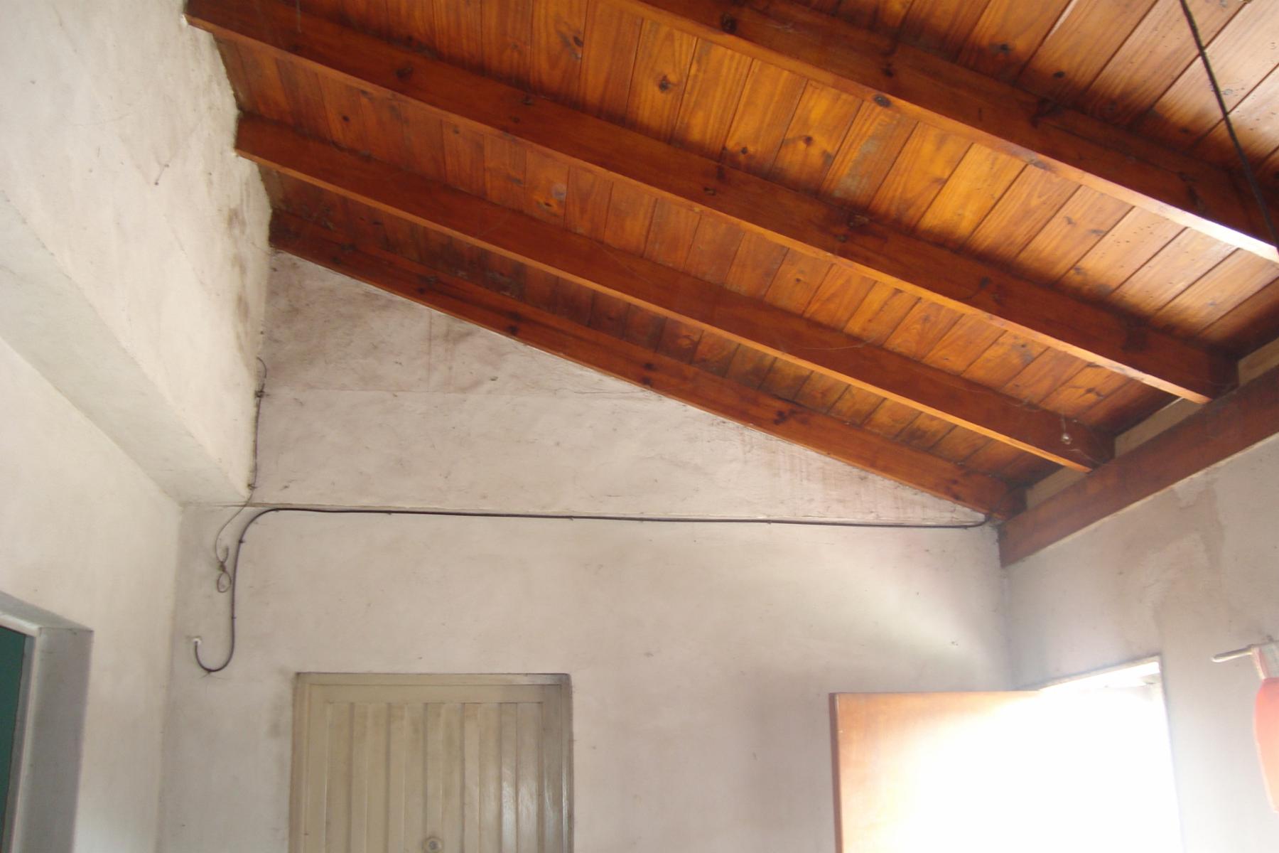 BURZACO:OPORTUNIDAD CASA 3 AMB.C/LOCAL+ GARAGE+FDO . A MTS AV.PPAL Y VARIAS LINEAS DE COLECTIVO — foto 5