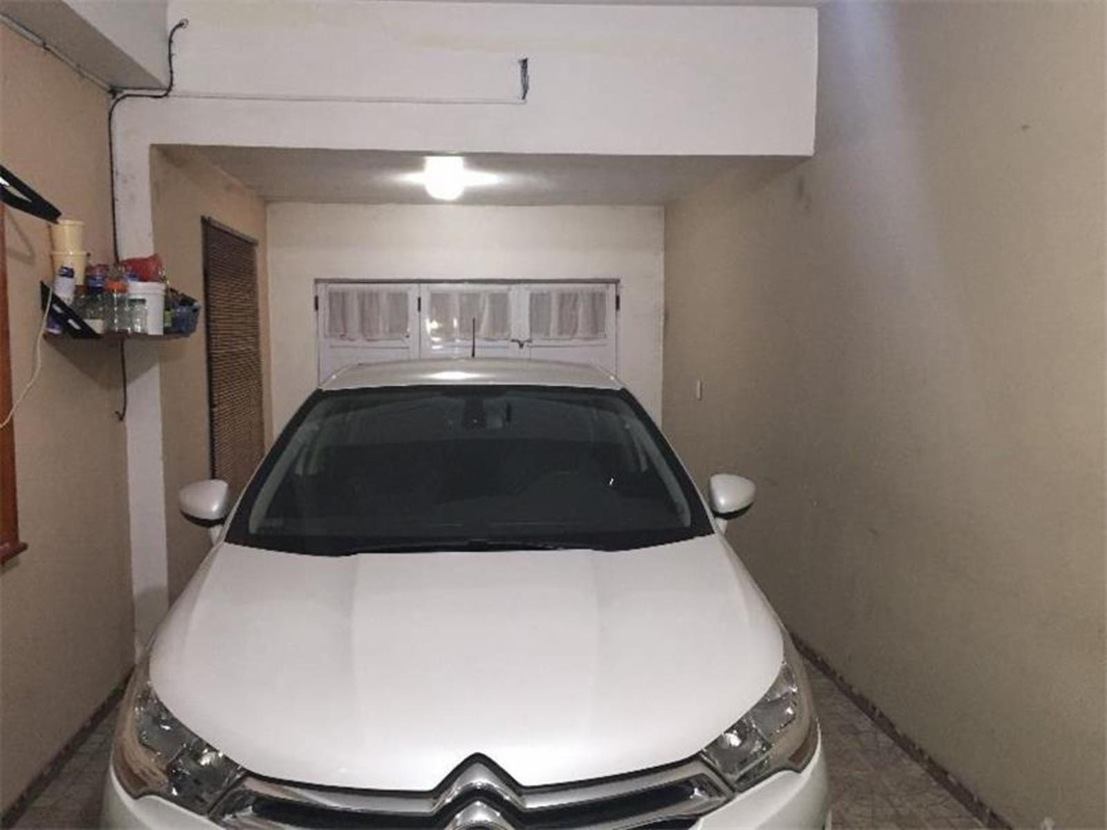 BURZACO: CASA DE 3 DORMITORIOS CON DPTO AL FONDO * APTA CREDITO* — foto 2