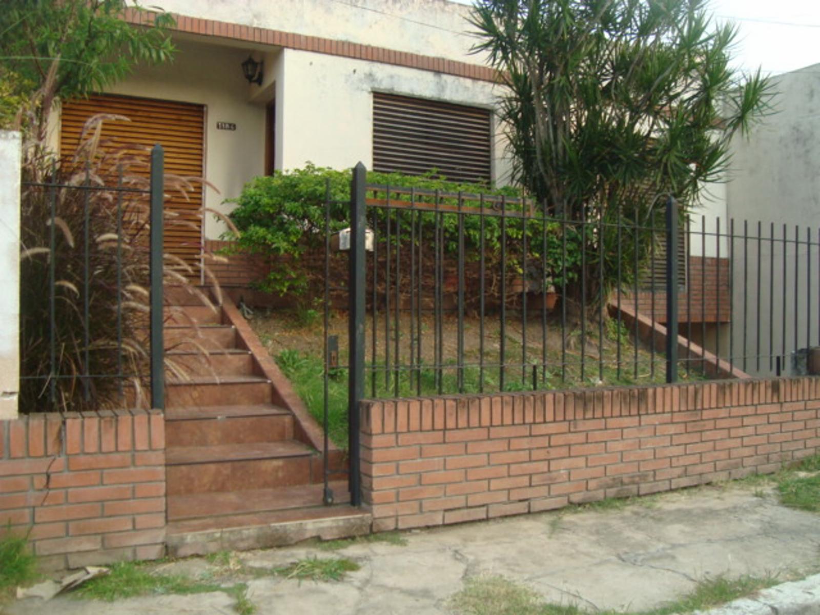 TEMPERLEY: COMODA CASA 4 AMBIENTES, CON COCHERA, FONDO C/PARRILLA * APTA CREDITO* — foto 2