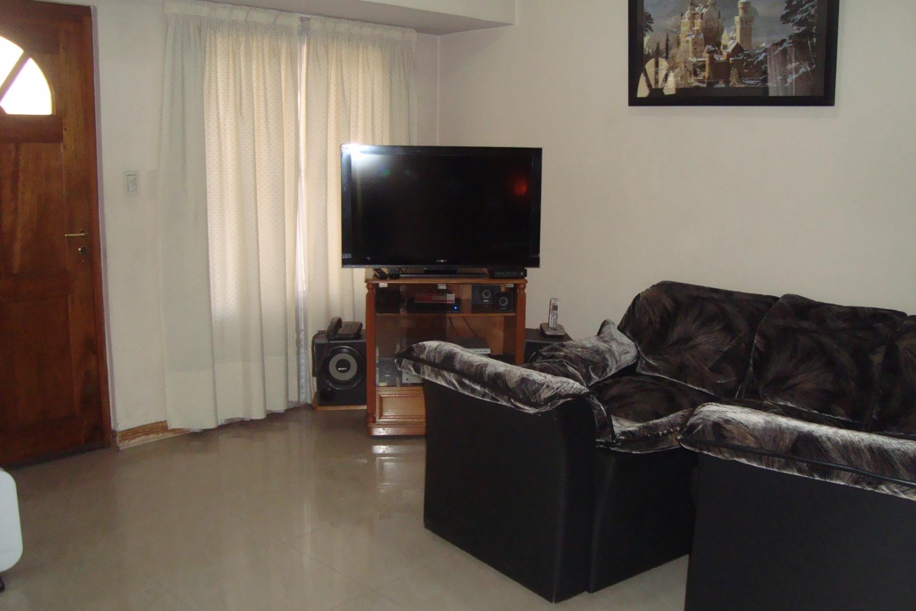BURZACO: IMPONENTE DUPLEX C/GARAGE CUBIERTO,FONDO Y AMPLIO QUINCHO (opcional DEPTO EXTERNO)**IMPECABLE ** — foto 2