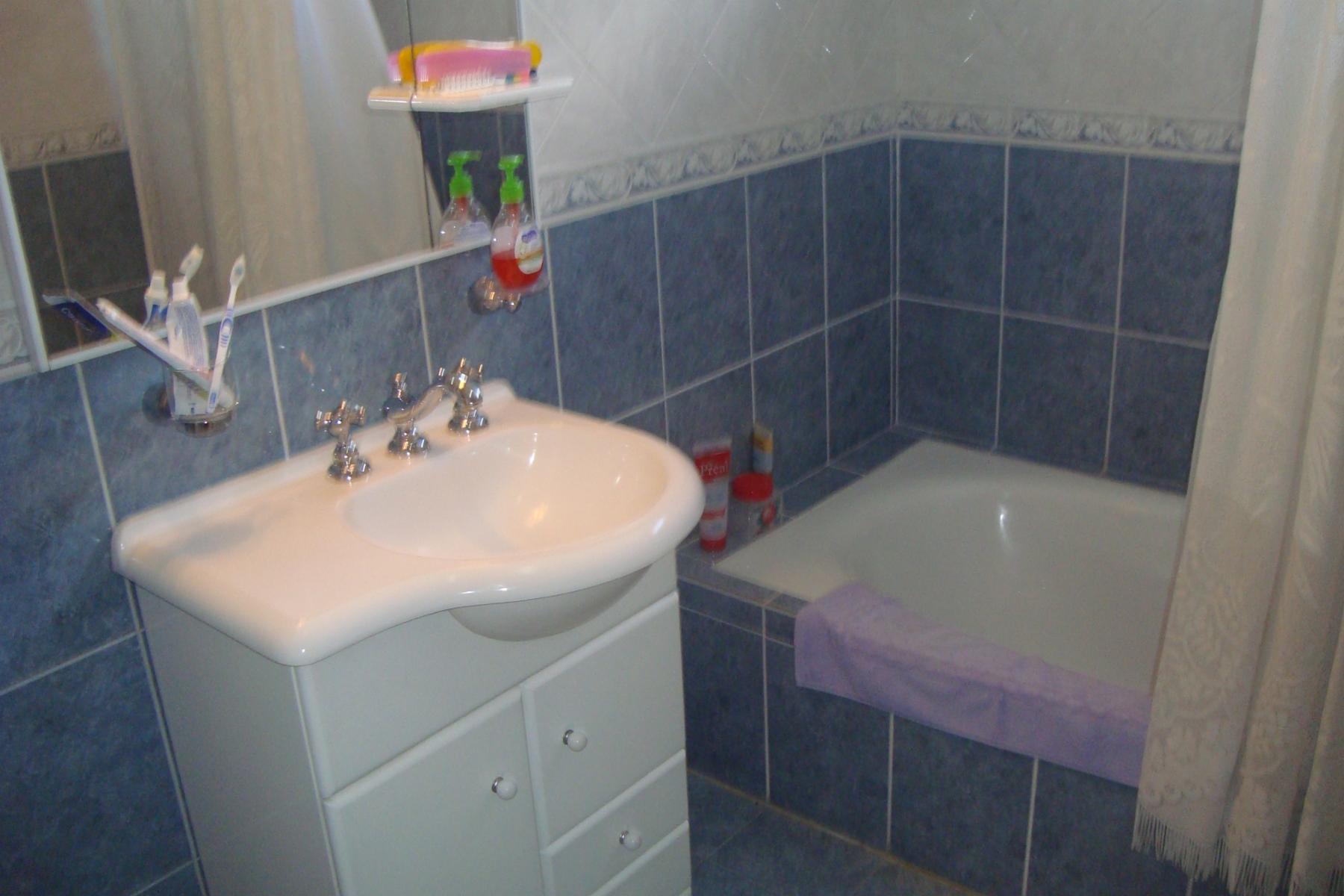 BURZACO: IMPONENTE DUPLEX C/GARAGE CUBIERTO,FONDO Y AMPLIO QUINCHO (opcional DEPTO EXTERNO)**IMPECABLE ** — foto 5