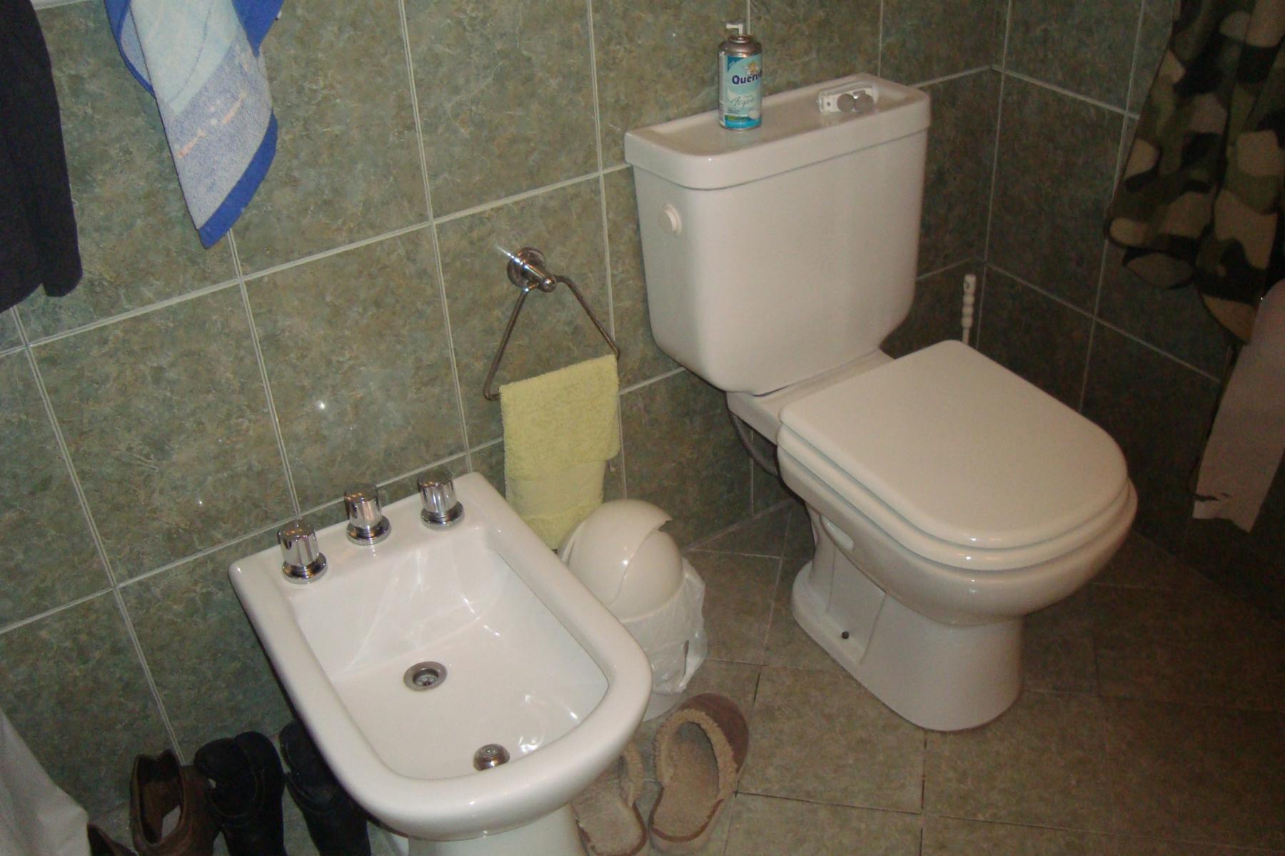 BURZACO: IMPONENTE DUPLEX C/GARAGE CUBIERTO,FONDO Y AMPLIO QUINCHO (opcional DEPTO EXTERNO)**IMPECABLE ** — foto 6