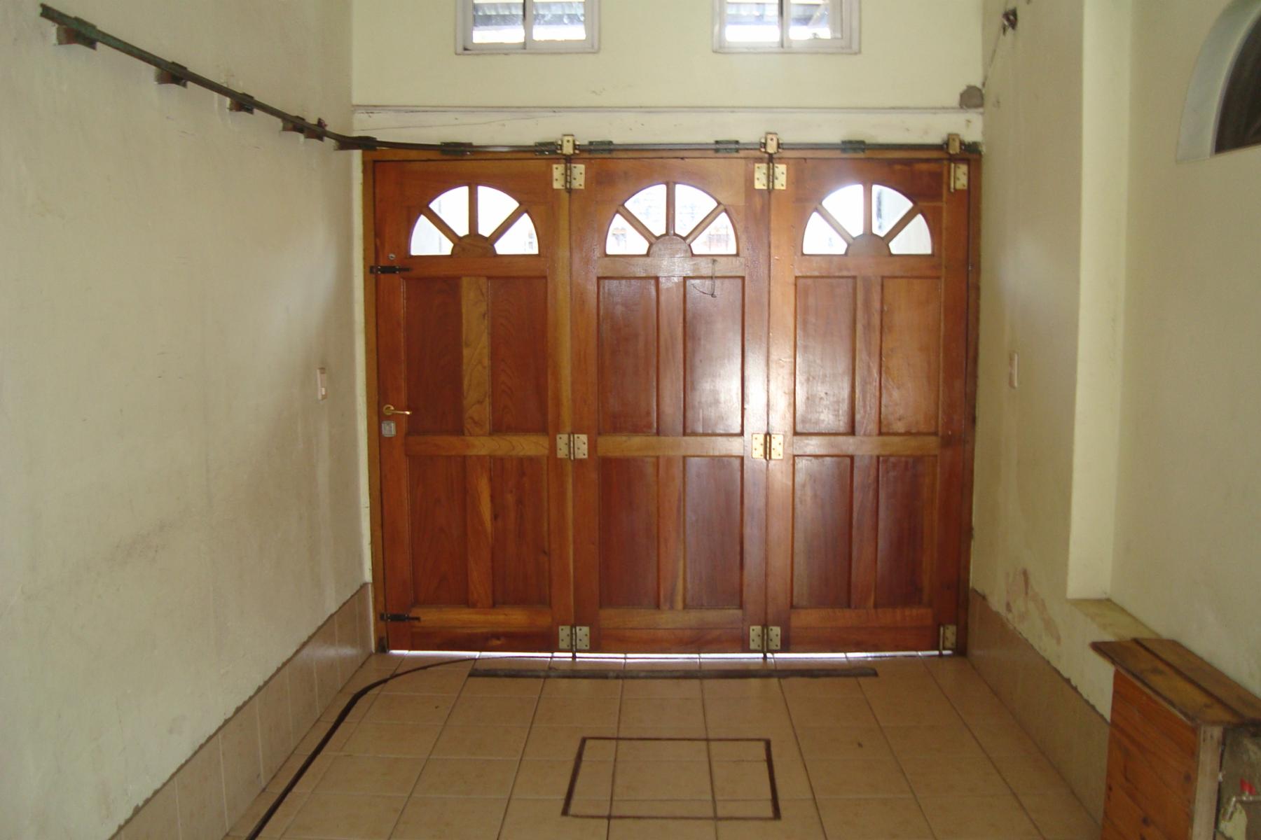 BURZACO: IMPONENTE DUPLEX C/GARAGE CUBIERTO,FONDO Y AMPLIO QUINCHO (opcional DEPTO EXTERNO)**IMPECABLE ** — foto 11