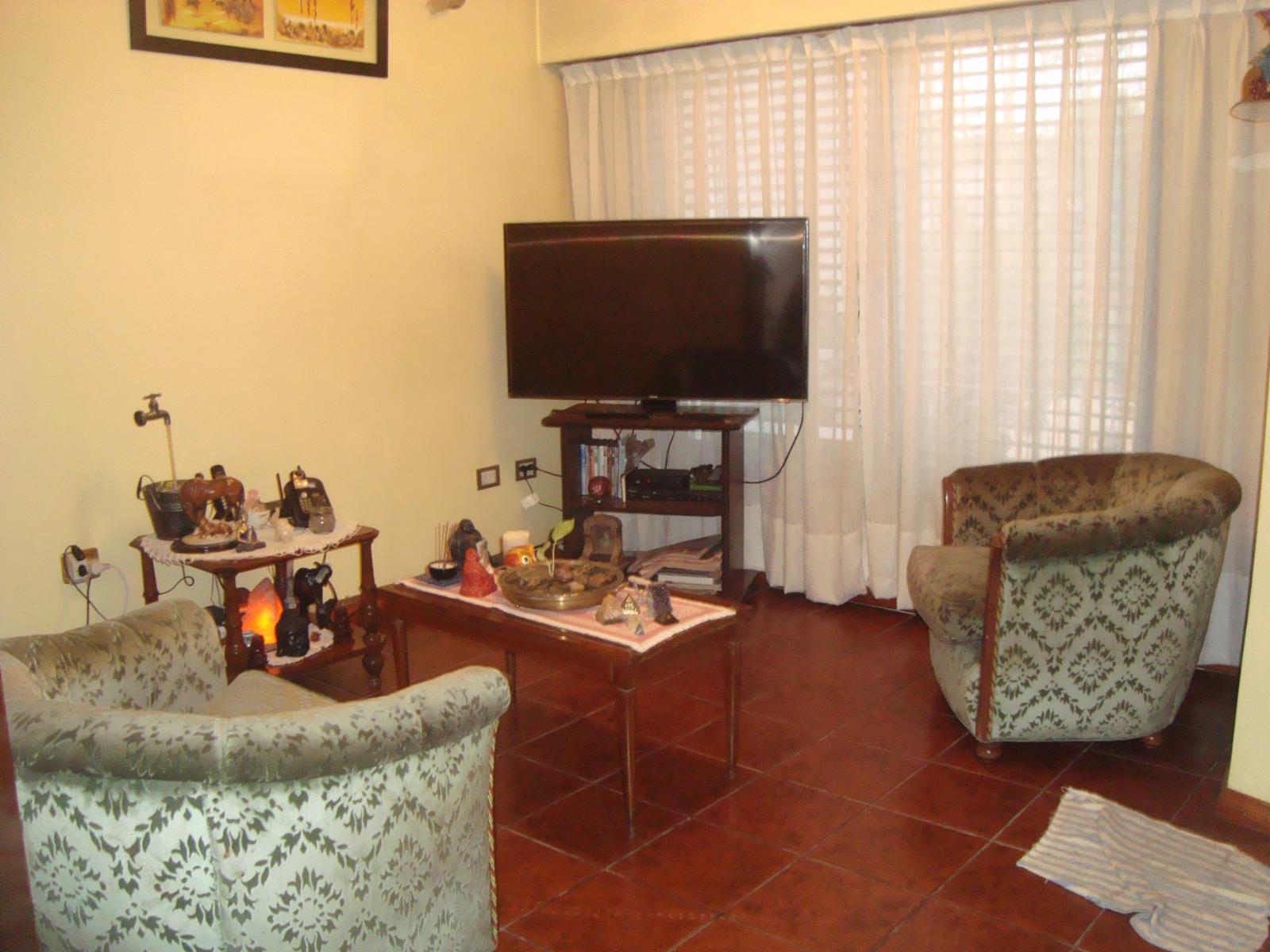 BURZACO: HERMOSO CHALET CON 4 DORM . GARAGE Y FONDO LIBRE ( APTA CREDITO SANTANDER RIO, GALICIA O MACRO ) — foto 4