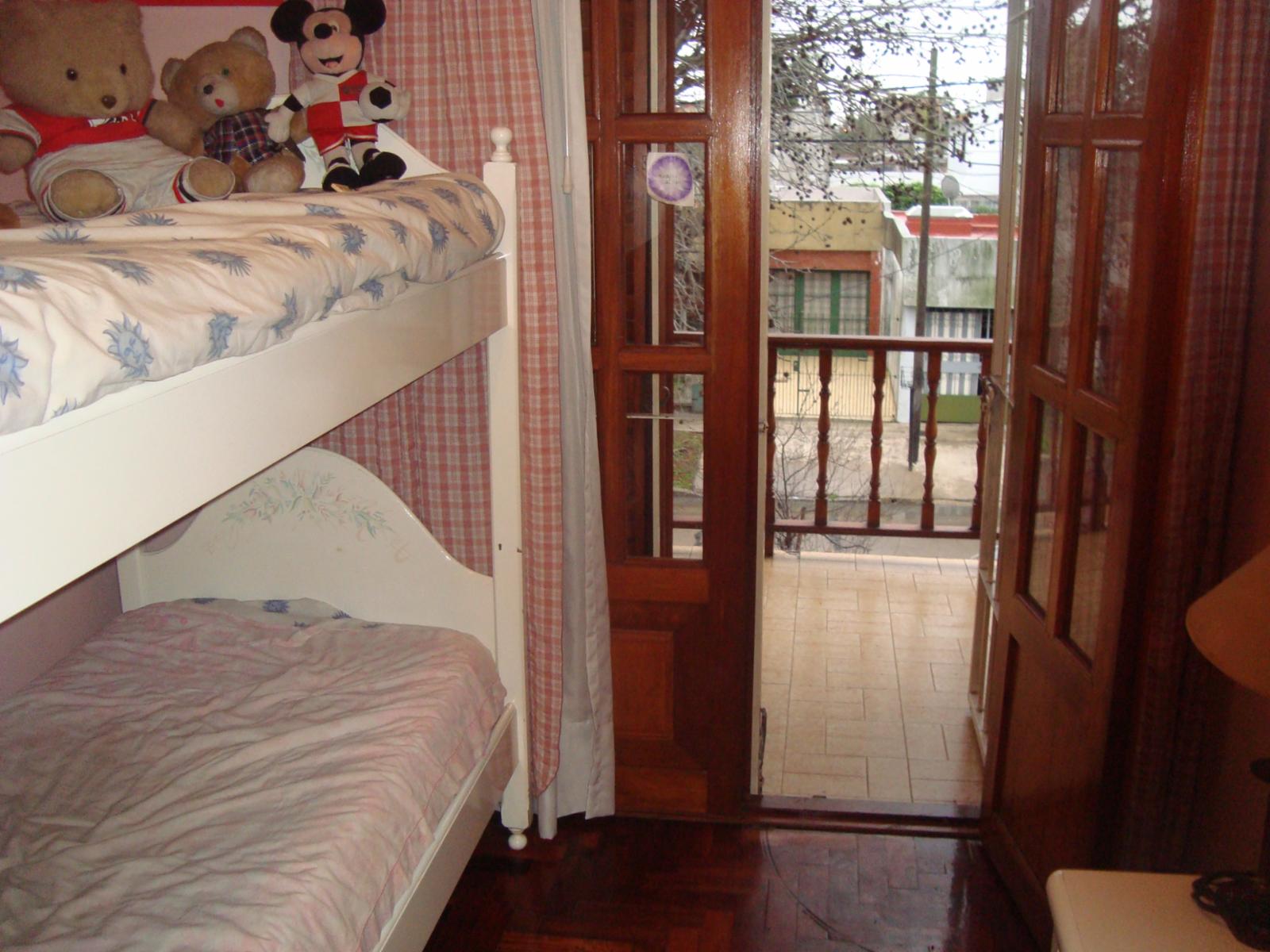 BURZACO: HERMOSO CHALET CON 4 DORM . GARAGE Y FONDO LIBRE ( APTA CREDITO SANTANDER RIO, GALICIA O MACRO ) — foto 14