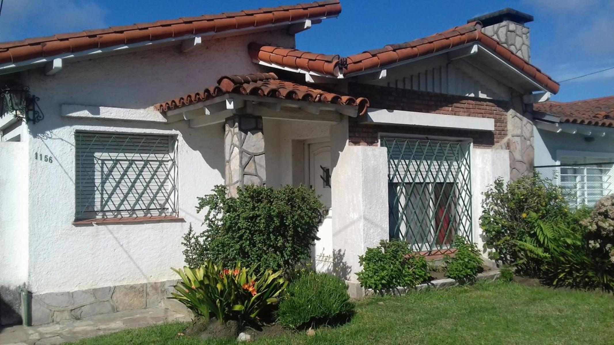 BURZACO: HERMOSO CHALET CON FONDO LIBRE, ENTRADA DE AUTO, * PROXIMAMENTE APTA CREDITO*