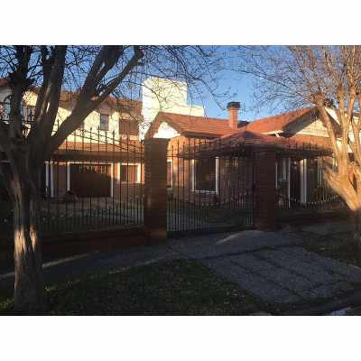 TURDERA: IMPONENTE CASA ESTILO CHALET CON AMPLIO LOTE , GARAGE PARA VS AUTOS * APTO CREDITO *