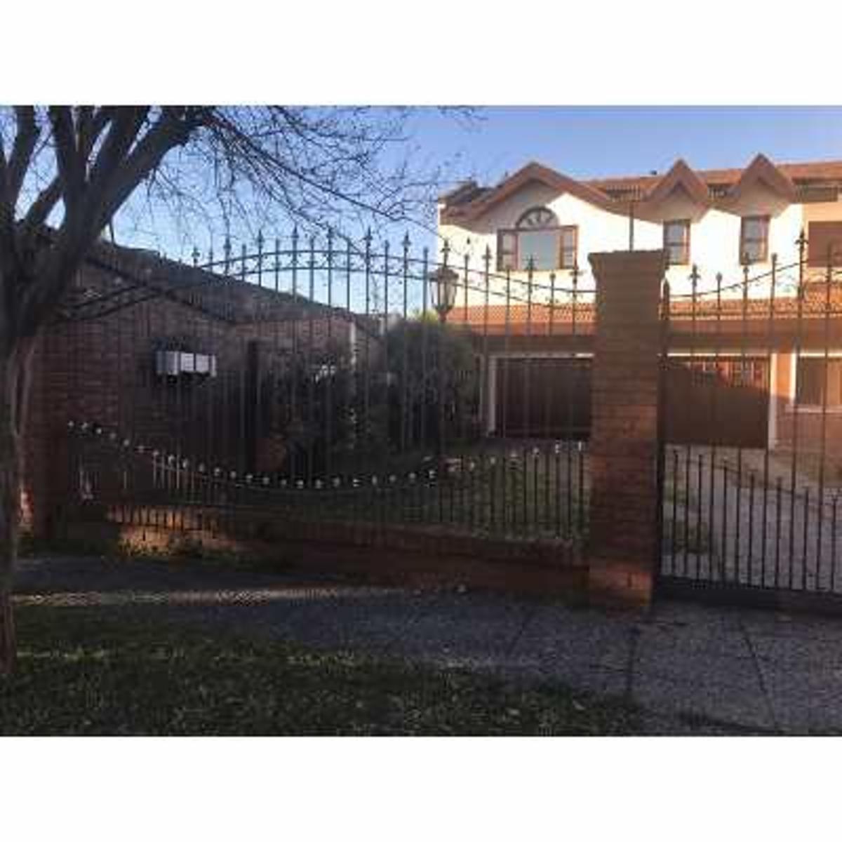 TURDERA: IMPONENTE CASA ESTILO CHALET CON AMPLIO LOTE , GARAGE PARA VS AUTOS * APTO CREDITO * — foto 3
