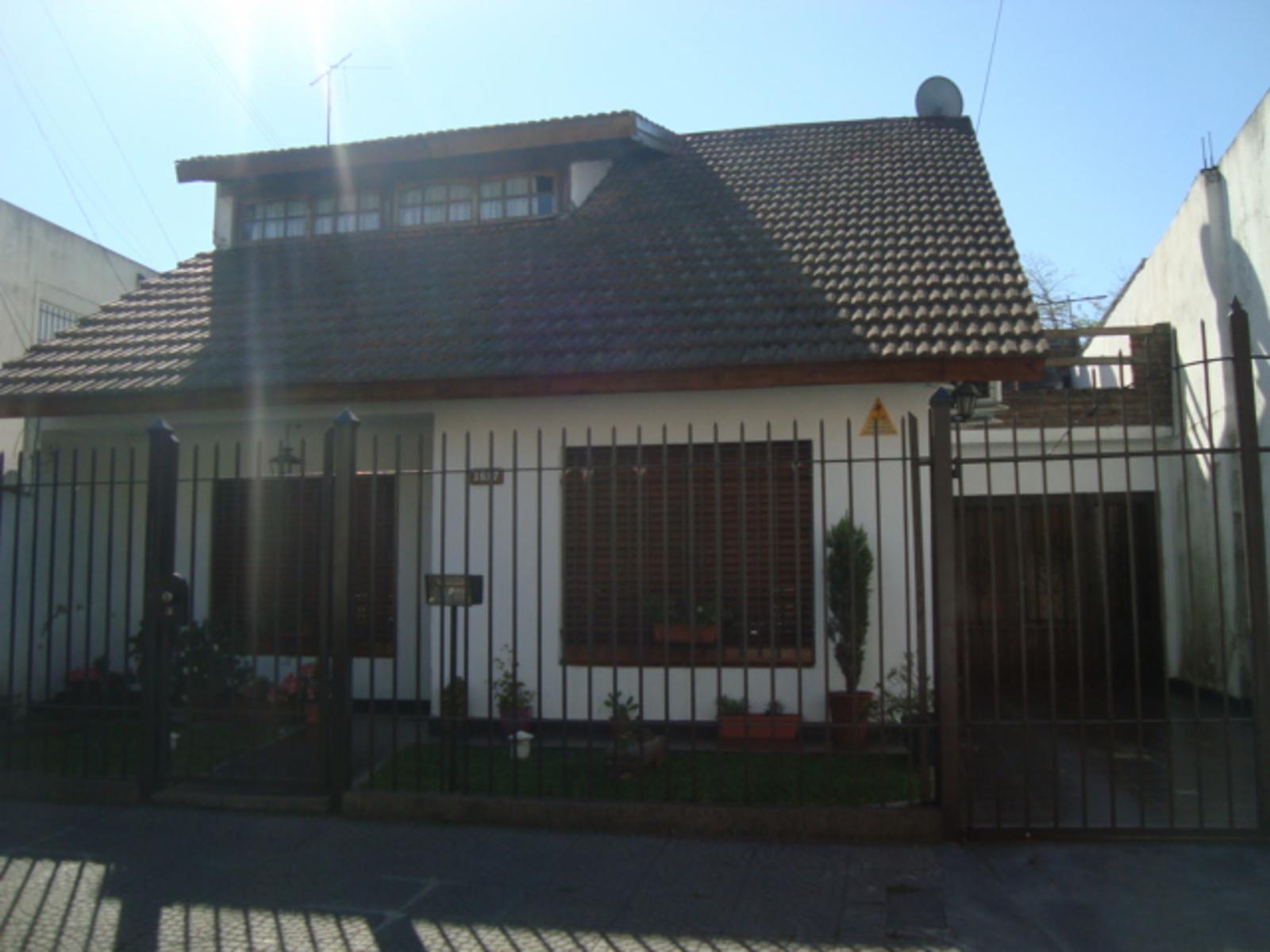 BURZACO: MUY LINDO CHALET, EN 2 PLANTAS, GARAGE , PATIO Y AMPLIA TERRAZA