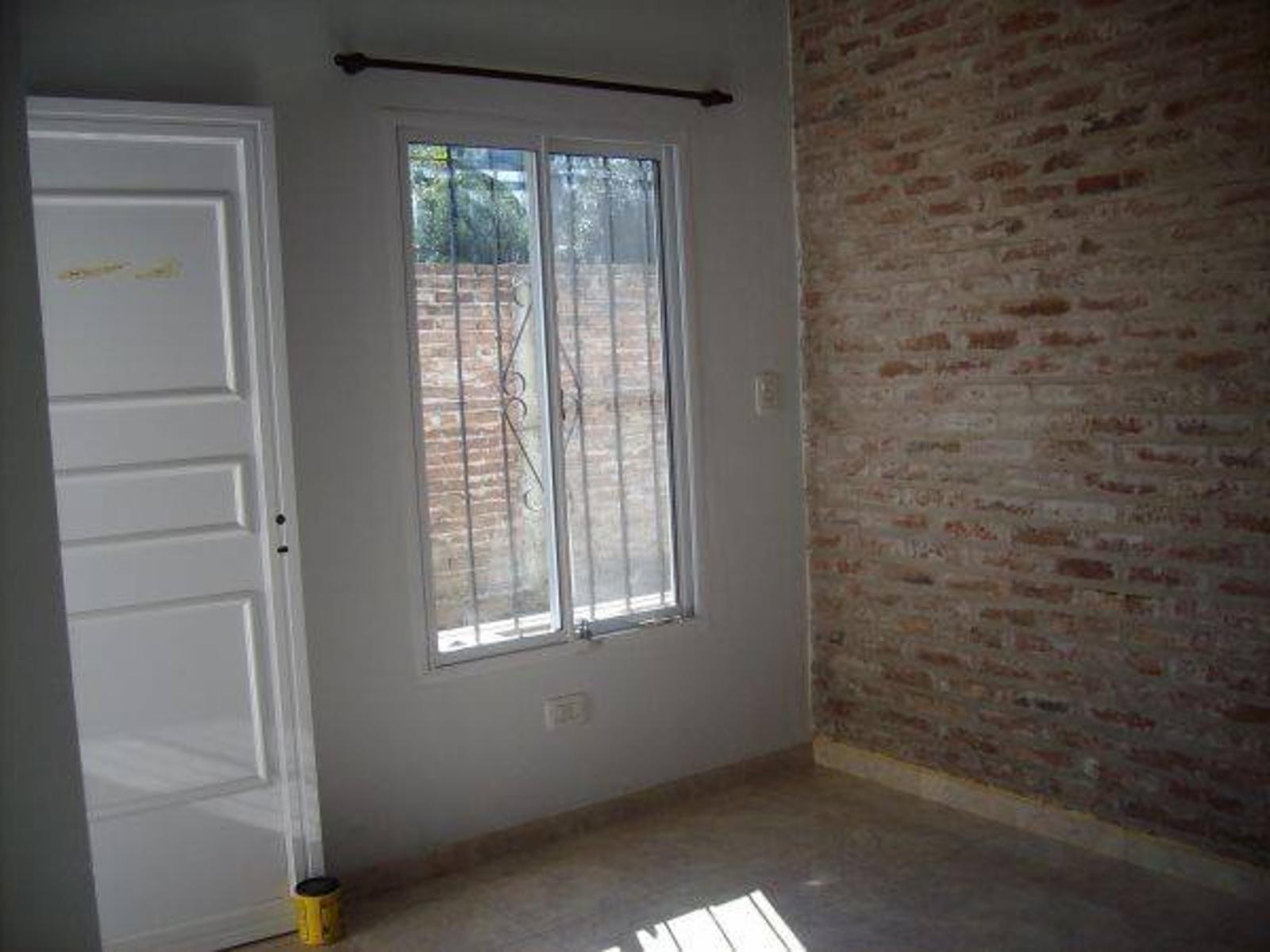 BURZACO: MUY LINDA CASA, 2 DORMITORIOS, CON GARAGE PASANTE, FONDO - 2