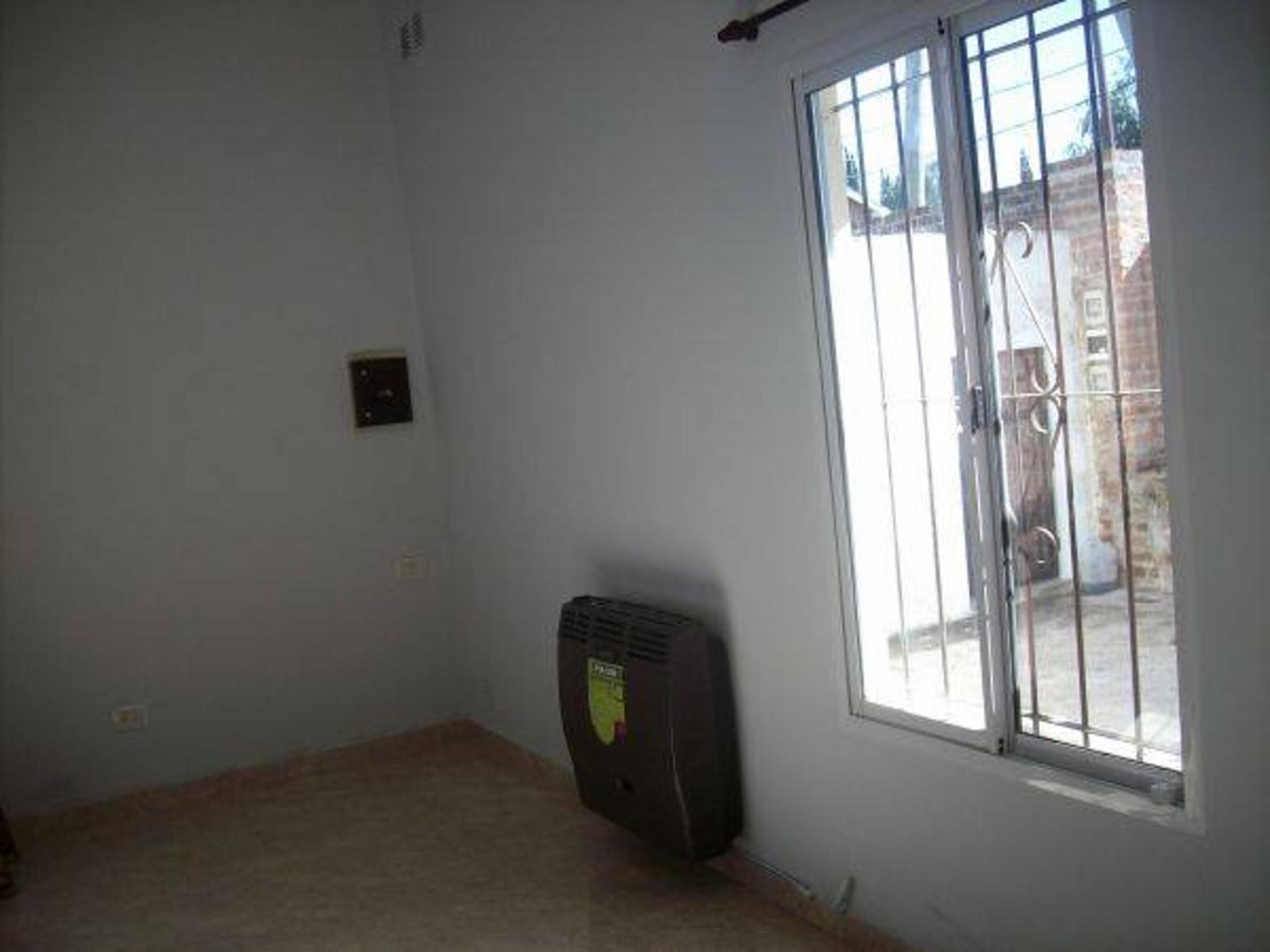 BURZACO: MUY LINDA CASA, 2 DORMITORIOS, CON GARAGE PASANTE, FONDO - 4