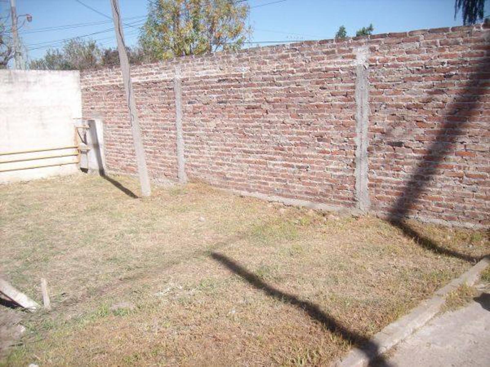 BURZACO: MUY LINDA CASA, 2 DORMITORIOS, CON GARAGE PASANTE, FONDO - 5