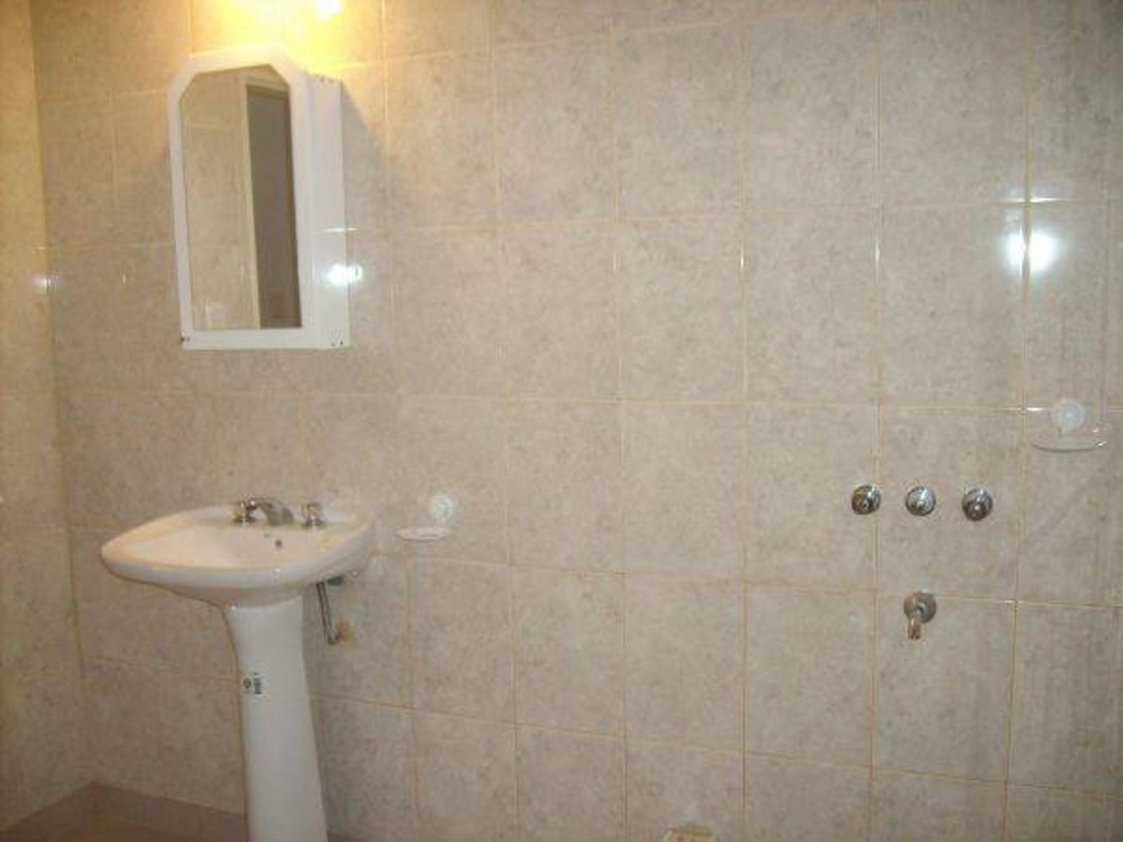 BURZACO: MUY LINDA CASA, 2 DORMITORIOS, CON GARAGE PASANTE, FONDO - 6