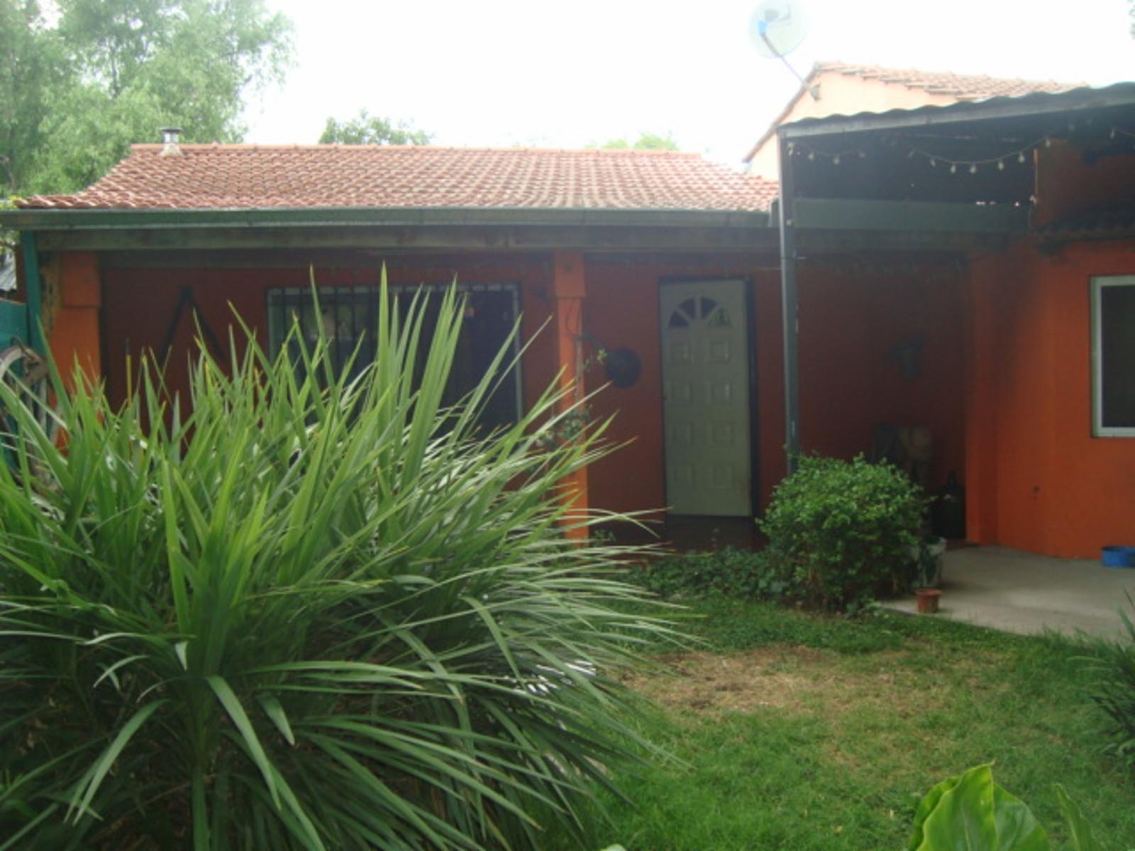 BURZACO -CORIMAYO -HERMOSO CHALET VARIOS AMBIENTES - SOBRE LOTE 12 X 42 MTS. AMPLIO JARDÍN AL FTE, CON GARAJE CUBIERTO P/3 AUTOS Y GALERÍA CIRCUNDANTE EN FTE. — foto 2