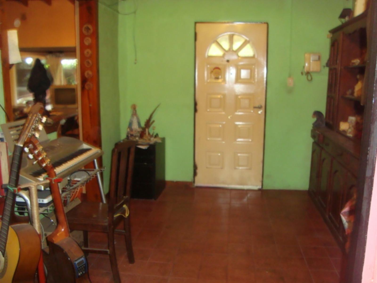 BURZACO -CORIMAYO -HERMOSO CHALET VARIOS AMBIENTES - SOBRE LOTE 12 X 42 MTS. AMPLIO JARDÍN AL FTE, CON GARAJE CUBIERTO P/3 AUTOS Y GALERÍA CIRCUNDANTE EN FTE. — foto 3