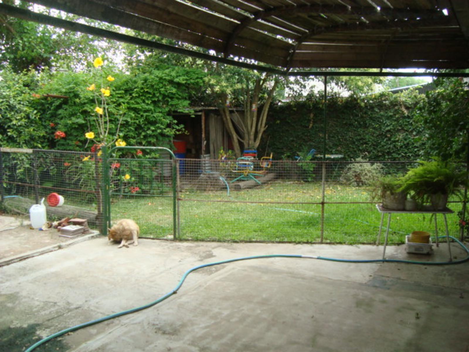 BURZACO -CORIMAYO -HERMOSO CHALET VARIOS AMBIENTES - SOBRE LOTE 12 X 42 MTS. AMPLIO JARDÍN AL FTE, CON GARAJE CUBIERTO P/3 AUTOS Y GALERÍA CIRCUNDANTE EN FTE. — foto 4
