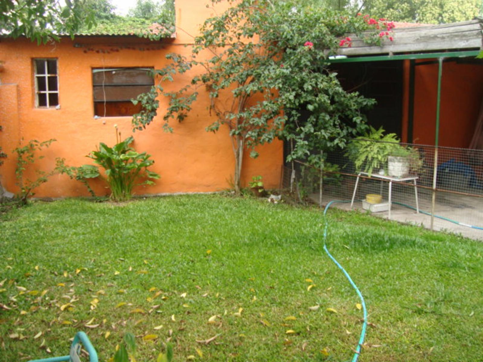 BURZACO -CORIMAYO -HERMOSO CHALET VARIOS AMBIENTES - SOBRE LOTE 12 X 42 MTS. AMPLIO JARDÍN AL FTE, CON GARAJE CUBIERTO P/3 AUTOS Y GALERÍA CIRCUNDANTE EN FTE. — foto 5