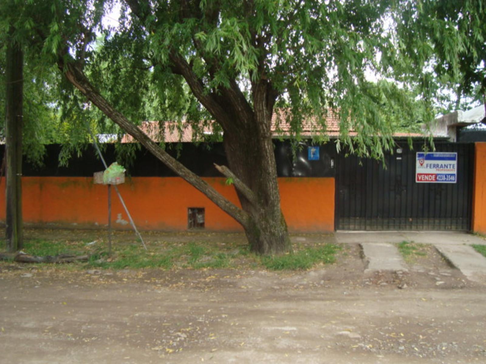 BURZACO -CORIMAYO -HERMOSO CHALET VARIOS AMBIENTES - SOBRE LOTE 12 X 42 MTS. AMPLIO JARDÍN AL FTE, CON GARAJE CUBIERTO P/3 AUTOS Y GALERÍA CIRCUNDANTE EN FTE. — foto 6