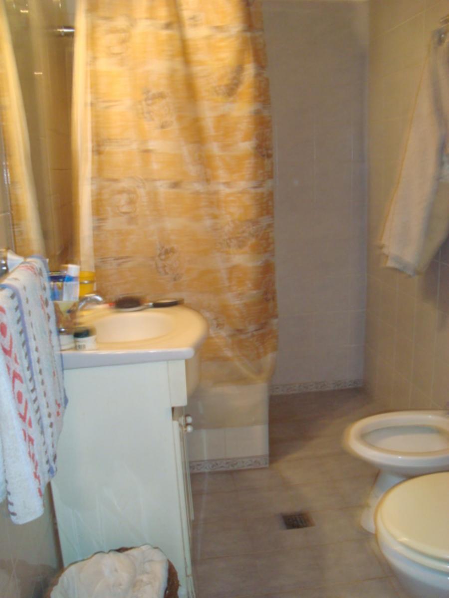 BURZACO -CORIMAYO -HERMOSO CHALET VARIOS AMBIENTES - SOBRE LOTE 12 X 42 MTS. AMPLIO JARDÍN AL FTE, CON GARAJE CUBIERTO P/3 AUTOS Y GALERÍA CIRCUNDANTE EN FTE. — foto 9