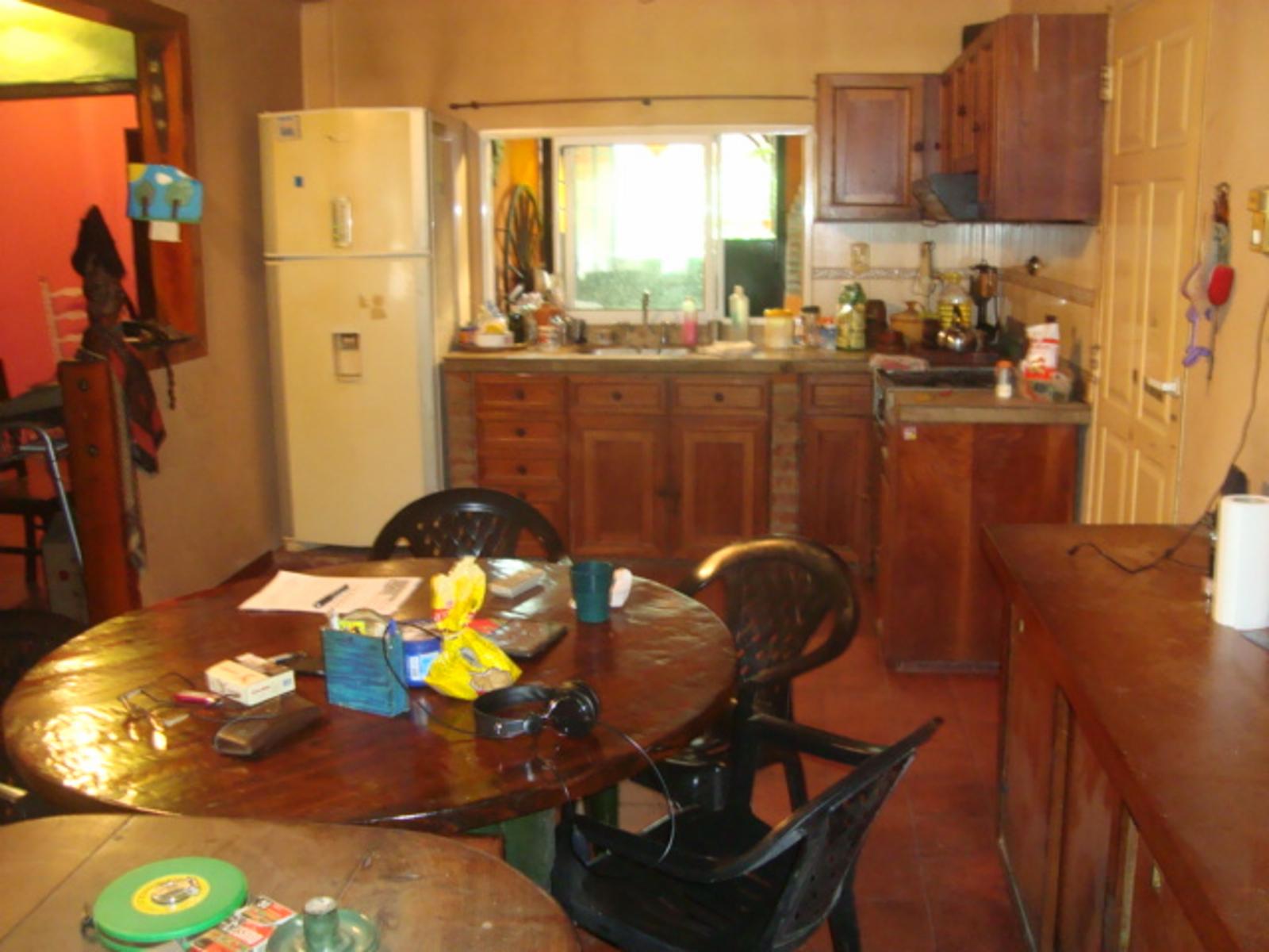 BURZACO -CORIMAYO -HERMOSO CHALET VARIOS AMBIENTES - SOBRE LOTE 12 X 42 MTS. AMPLIO JARDÍN AL FTE, CON GARAJE CUBIERTO P/3 AUTOS Y GALERÍA CIRCUNDANTE EN FTE. — foto 12