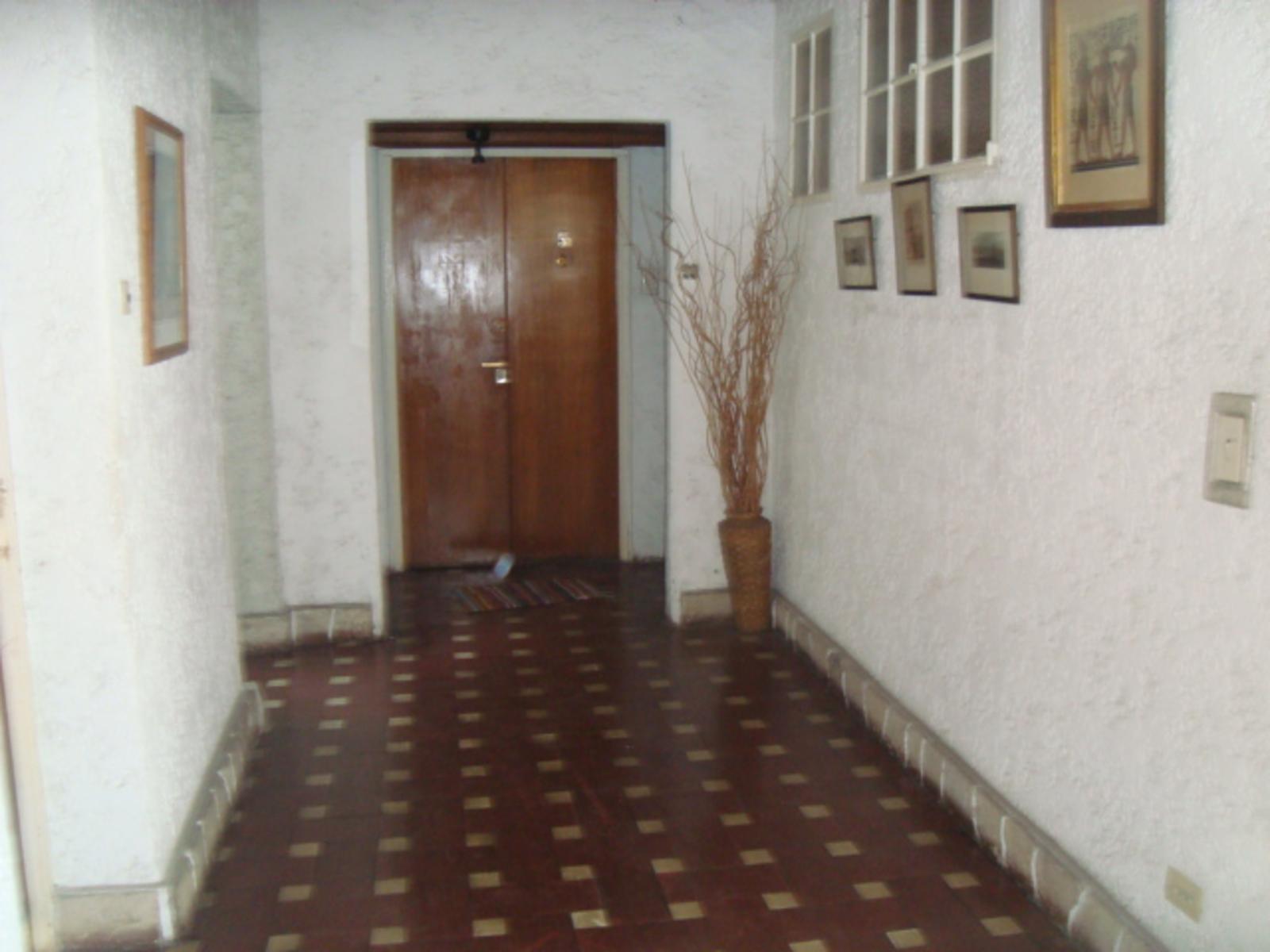 Burzaco: departamento amplio, tipo casa con patio y terraza — foto 2