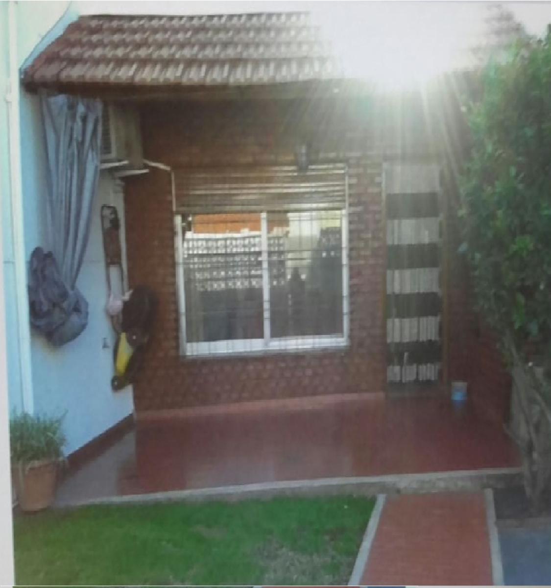 LANUS: CASA EN PH, POSEE JARDIN ,PATIO, TERRAZA Y 2 DORMITORIOS