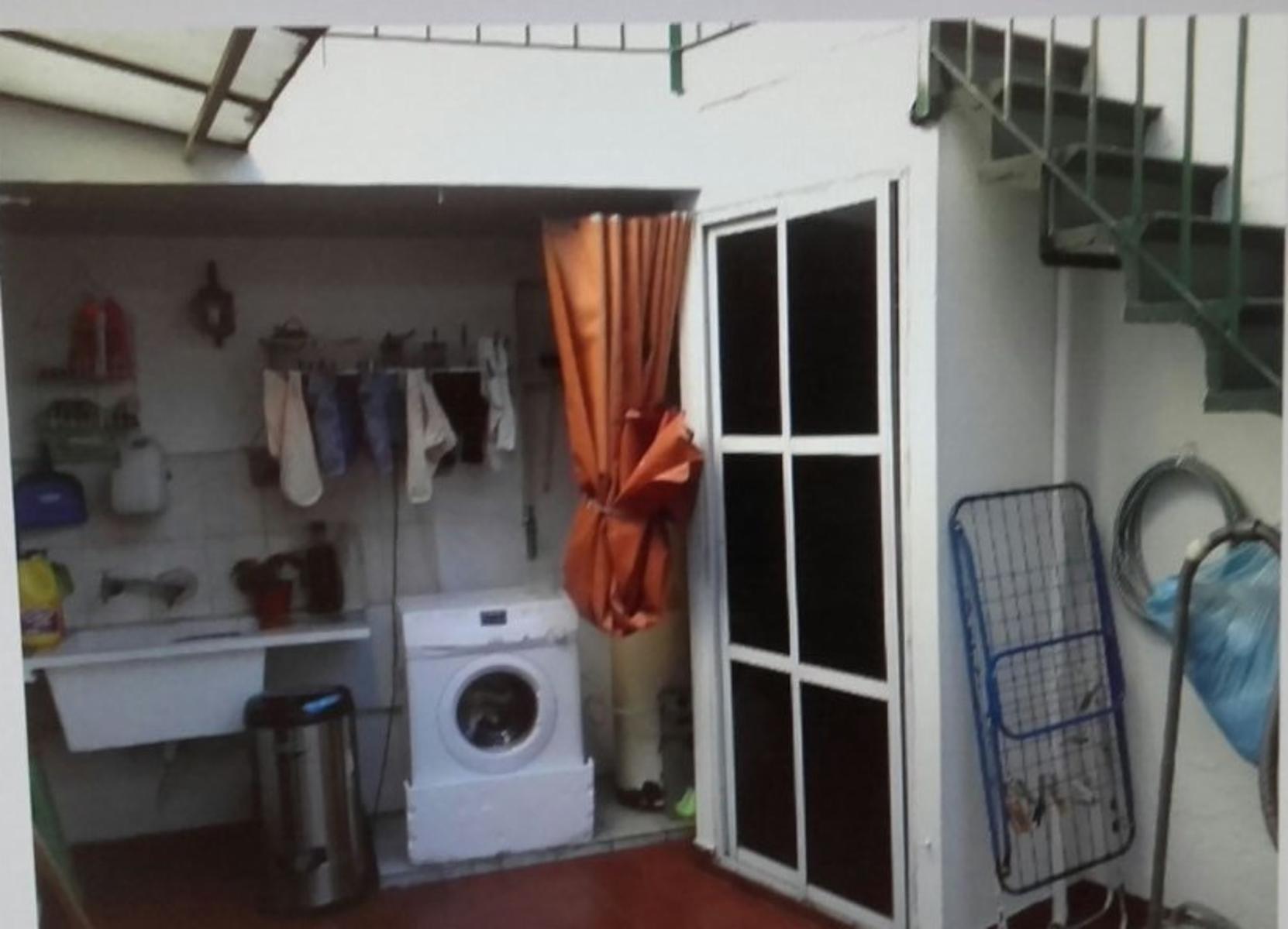 LANUS: CASA EN PH, POSEE JARDIN ,PATIO, TERRAZA Y 2 DORMITORIOS — foto 2