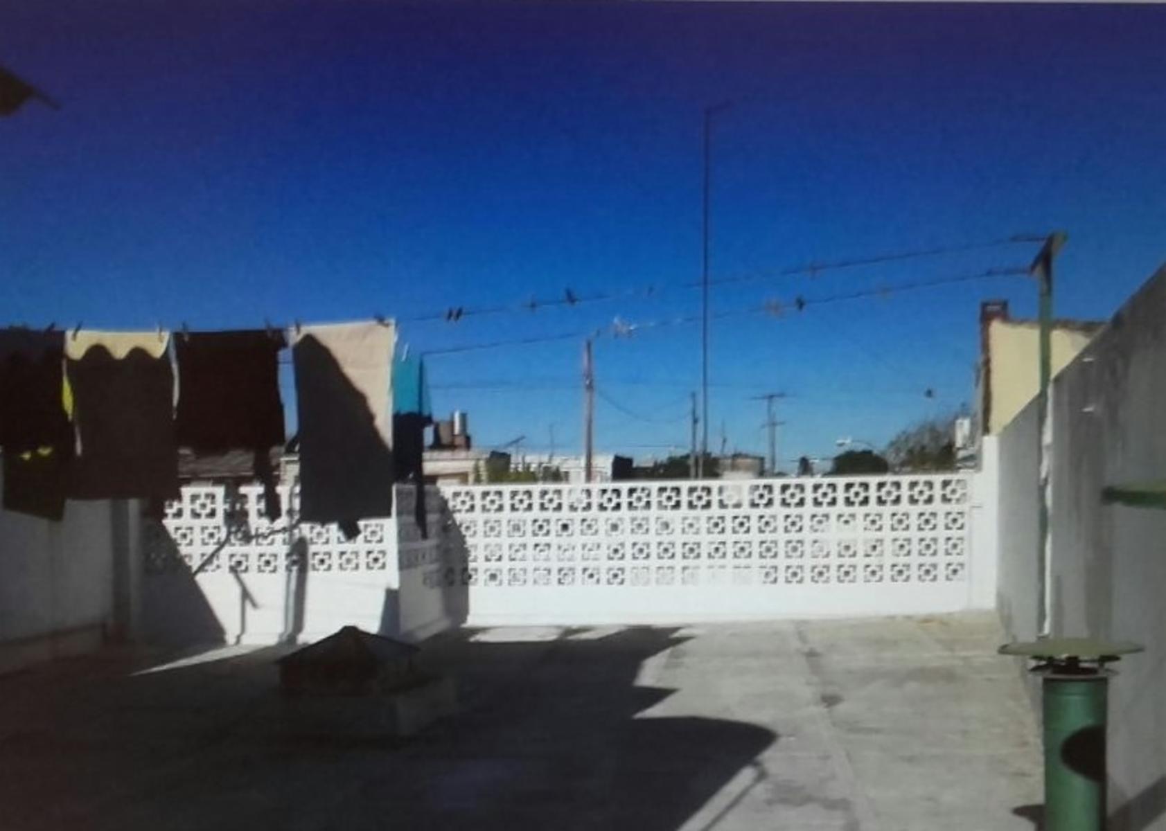 LANUS: CASA EN PH, POSEE JARDIN ,PATIO, TERRAZA Y 2 DORMITORIOS — foto 3