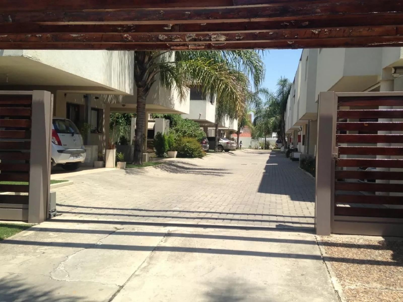 VILLA CARLOS PAZ: DUPLEX EN COMPLEJO CON EXCELENTE VISTA Y ESTILO, PISCINA — foto 4