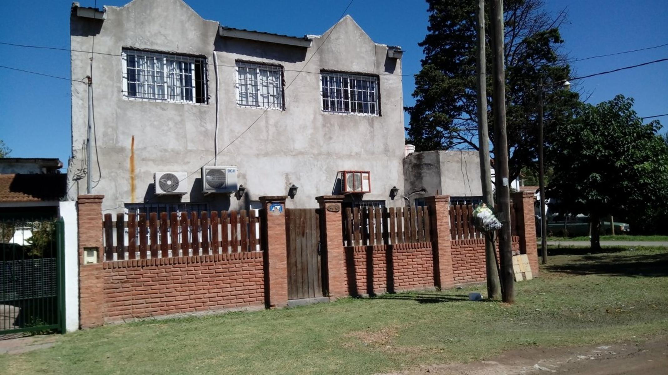 CASA 2 PLANTAS, 6AMB ,DORM.EN SUITE, JARDIN,FONDO, ENTRADA 2 AUTOS.BNA UBIC.