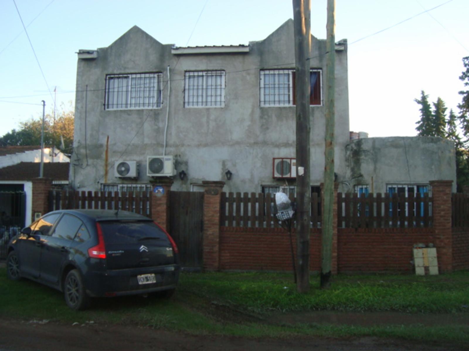 CASA 2 PLANTAS, 6AMB ,DORM.EN SUITE, JARDIN,FONDO, ENTRADA 2 AUTOS.BNA UBIC. — foto 2