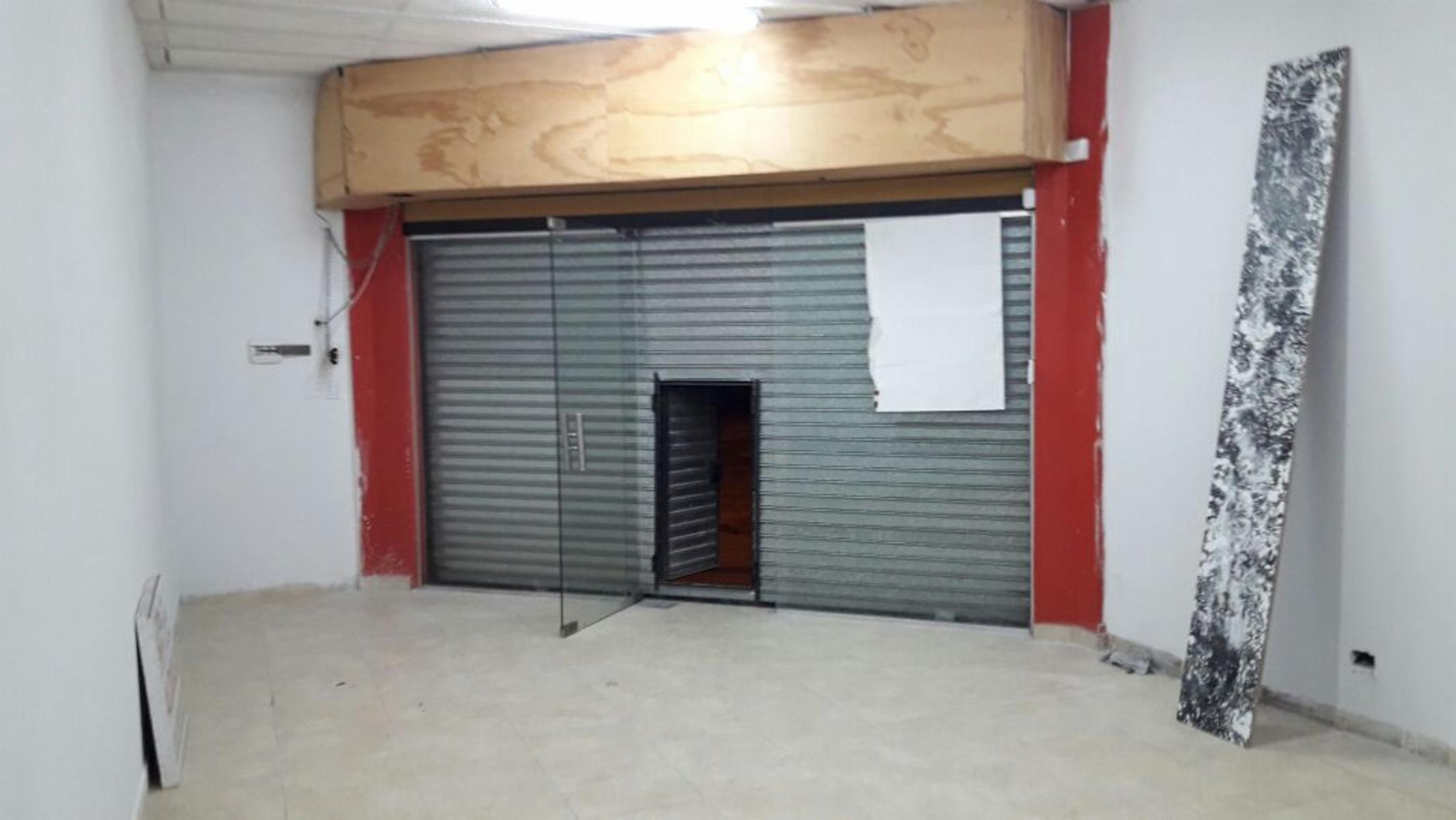 LUIS GUILLON: LOCAL EN ALQUILER EN MUY BUENA UBICACION- A POCAS CUADRAS ESTACION FF.CC. - 4