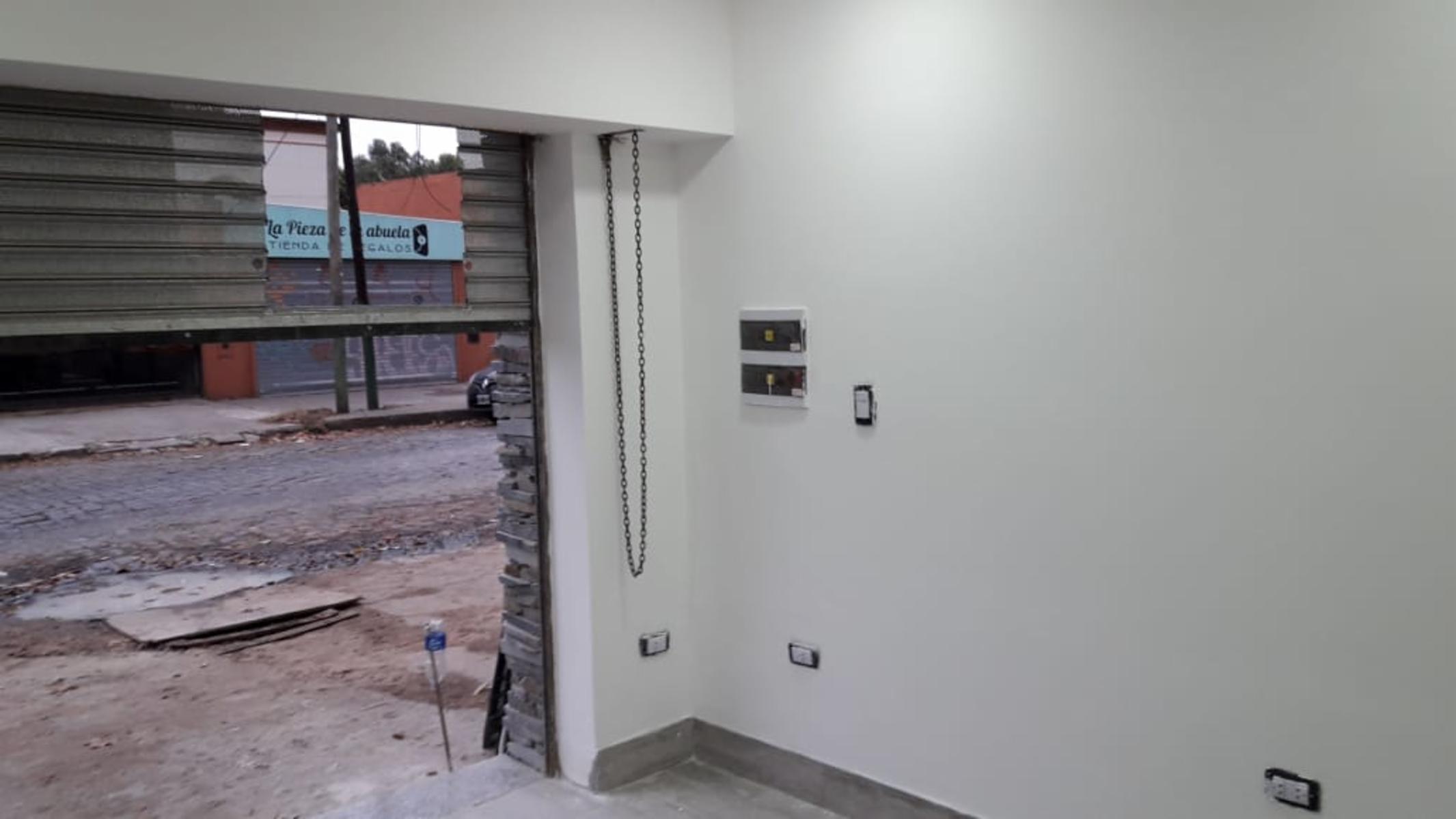 ALQUILER DE LOCAL CENTRICO EN BURZACO. A 1 CDRA DE LA ESTACION Y A MTS. DE CALLE ALSINA - 4