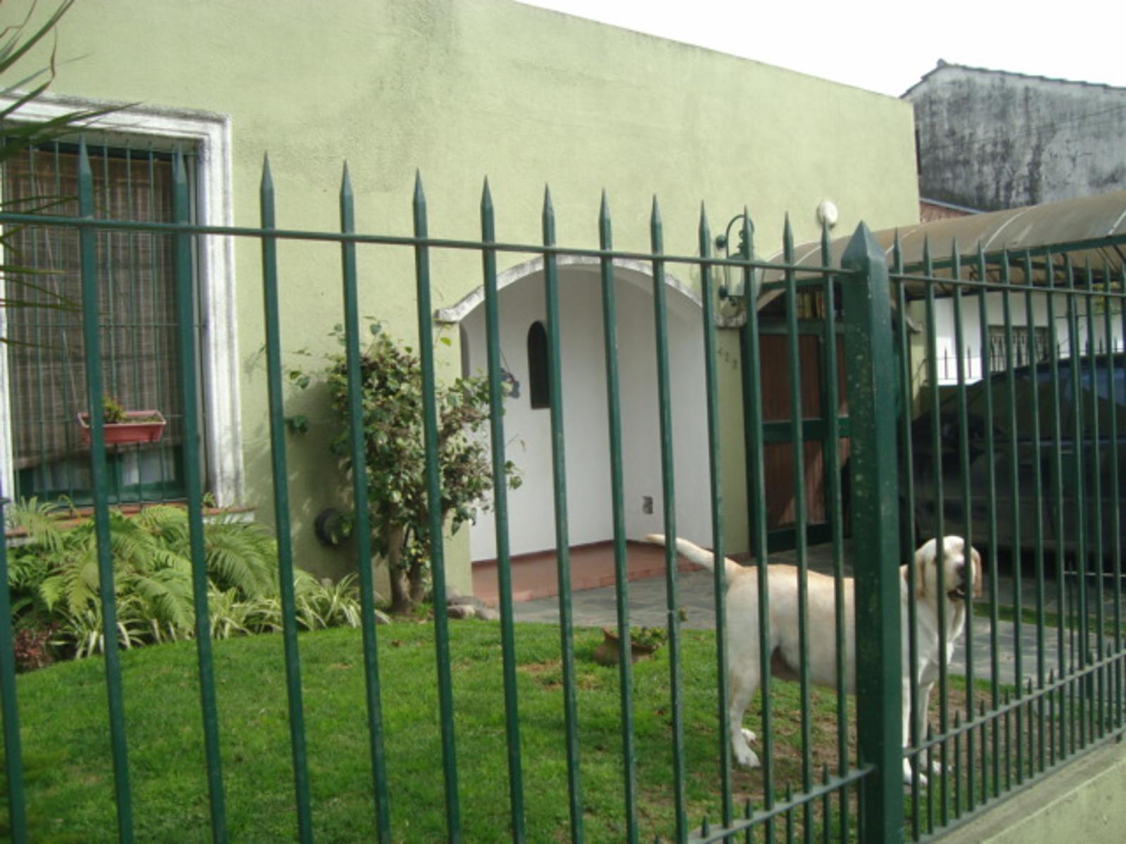 BURZACO: VENTA DE CASA CON PARQUE Y GARAGE