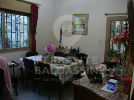 BURZACO : CASA C/GALPON. INTERESANTE PROPUESTA.
180 M2 CONSTRUIDOS
2 DORM. 2 PATIOS, GALPÓN, COCHERA, COMEDOR, JARDÍN, TERRAZA — foto 4