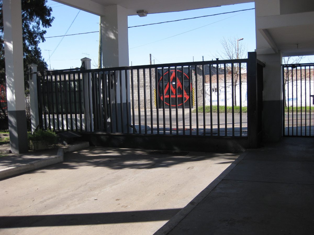 LAVALLOL. Predio Industrial de 93.000 m2 y 30.000 m2 construidos. 1200 m2 de Oficinas. Unico en la Zona — foto 3