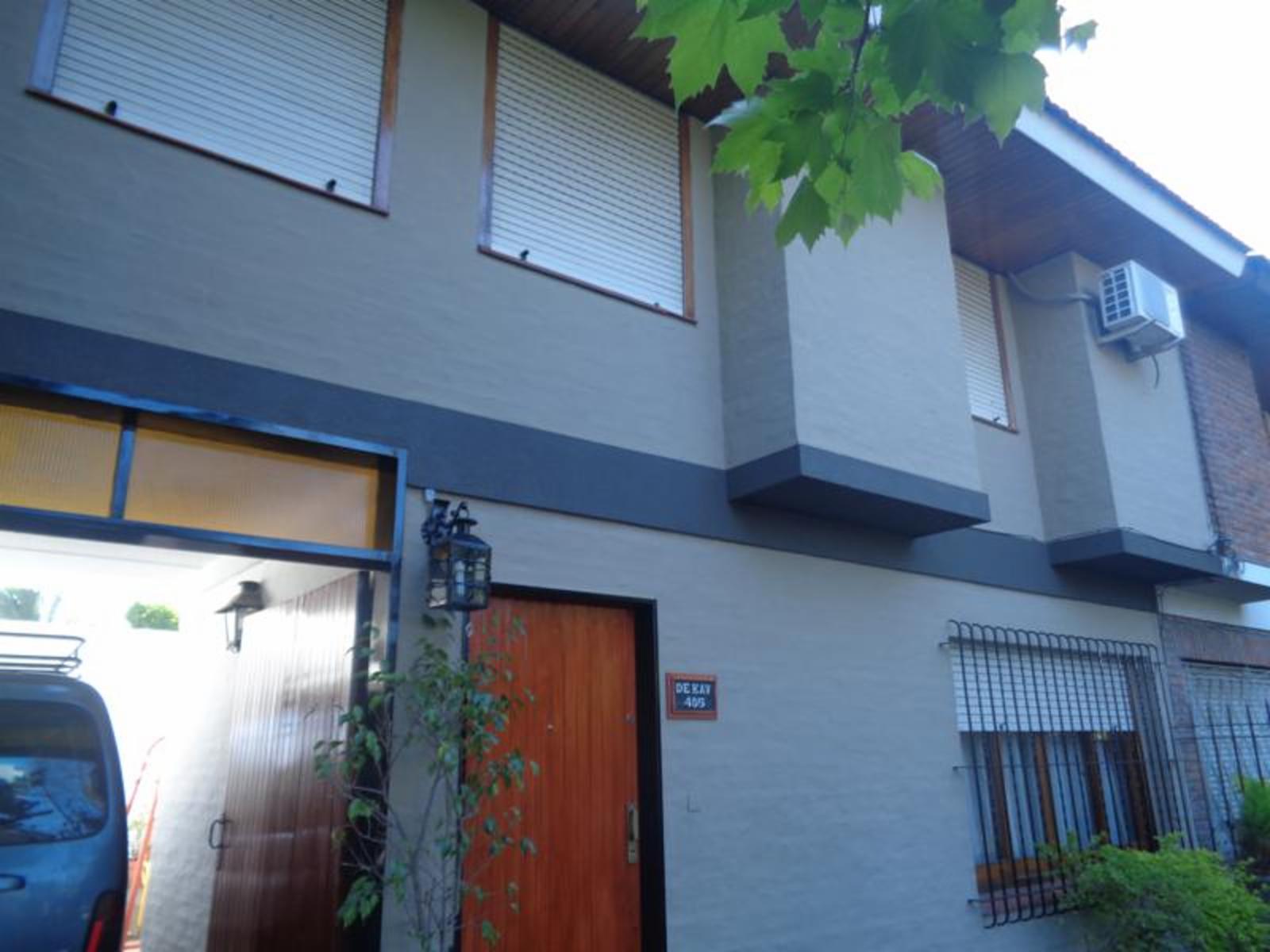 EXCELENTE CASA TIPO DUPLEX. EXCEL. UBICAC: 3 DORM.+2BAÑOS+GARAJE 2AUTOS+JARDIN/FONDO/TERRAZA. LUMINOSA. CONFORTABLE *APTO CREDITO HIPOT.* — foto 2
