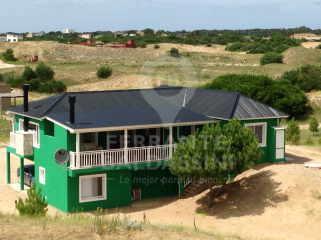 COSTA ESMERALDA : CASA CONFORTABLE. AMPLIA PARA 8 PERSONAS EN COMPLEJO COSTA ESMERALDA GOLF CLUB A 10 KM DE PINAMAR - LOTE 149 - DEPORTIVA