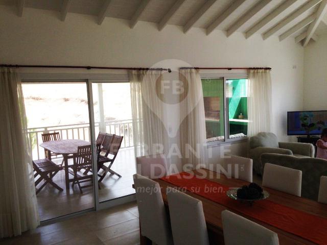 COSTA ESMERALDA : CASA CONFORTABLE. AMPLIA PARA 8 PERSONAS EN COMPLEJO COSTA ESMERALDA GOLF CLUB A 10 KM DE PINAMAR - LOTE 149 - DEPORTIVA — foto 3