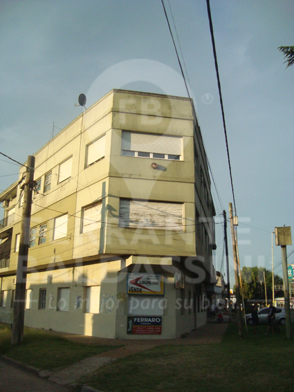 BURZACO DEPTO DE 3 AMB EN 1ER PISO. EXCELENTE UBICACION S/AV.HIPOLITO IRIGOYEN. A POCAS CDRAS ESTAC.BURZACO.LINEAS COLECTIVO X ESQUINA: CAÑUELAS, 501,406, ETC. C/ESPACIO PARA GURADAR AUTO — foto 2