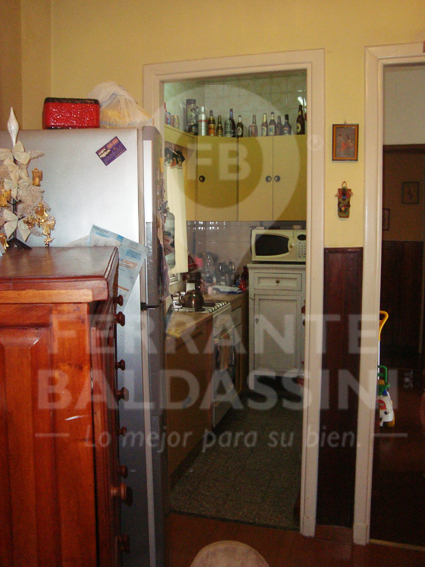 BURZACO DEPTO DE 3 AMB EN 1ER PISO. EXCELENTE UBICACION S/AV.HIPOLITO IRIGOYEN. A POCAS CDRAS ESTAC.BURZACO.LINEAS COLECTIVO X ESQUINA: CAÑUELAS, 501,406, ETC. C/ESPACIO PARA GURADAR AUTO — foto 4